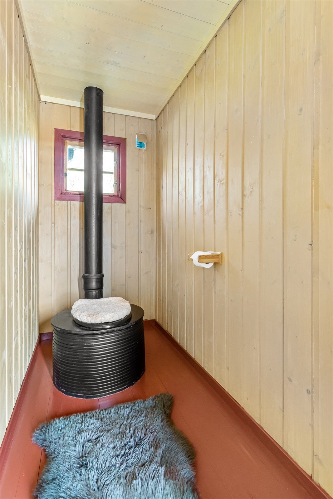 Toalettrommet er innredet med mulldo med naturlig avtrekk over tak. Galleribilde