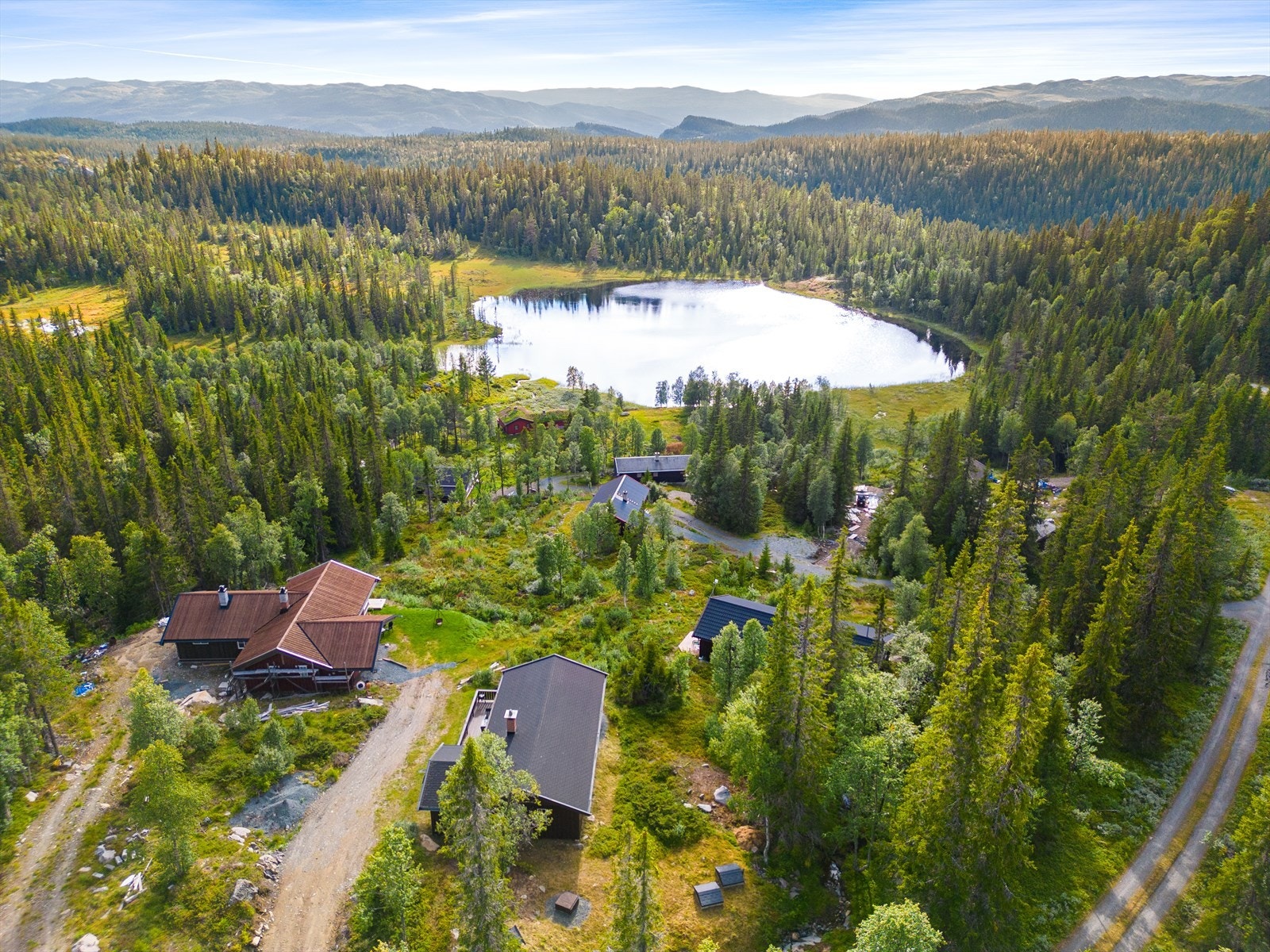 Nærområdet er bebygd med 9 hytter totalt. Her finner man raskt hvilepulsen, omringet av flott helårs naturterreng. Galleribilde