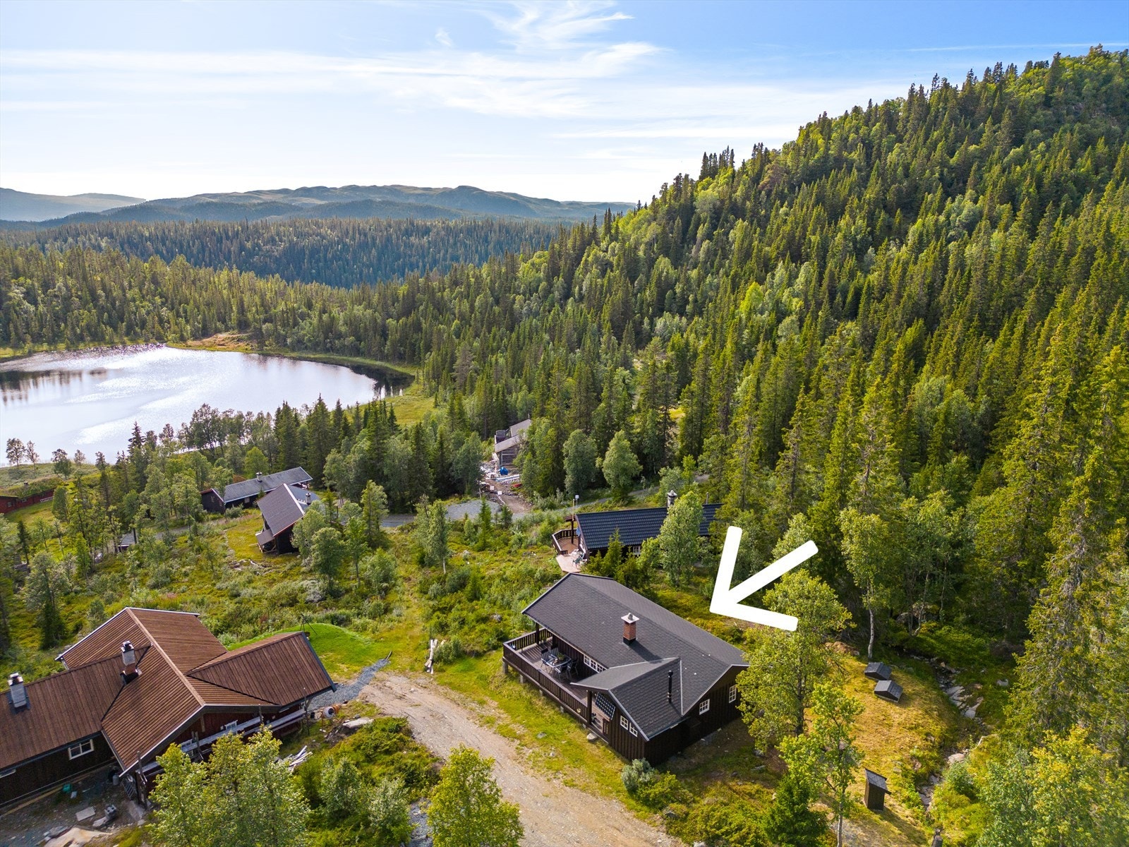 Hytta ligger på et tilbaketrukket og trivelig lite hyttefelt, i nærheten av et koselig vann på fjellovergangen mellom Borgegrend og Eggedal. Galleribilde