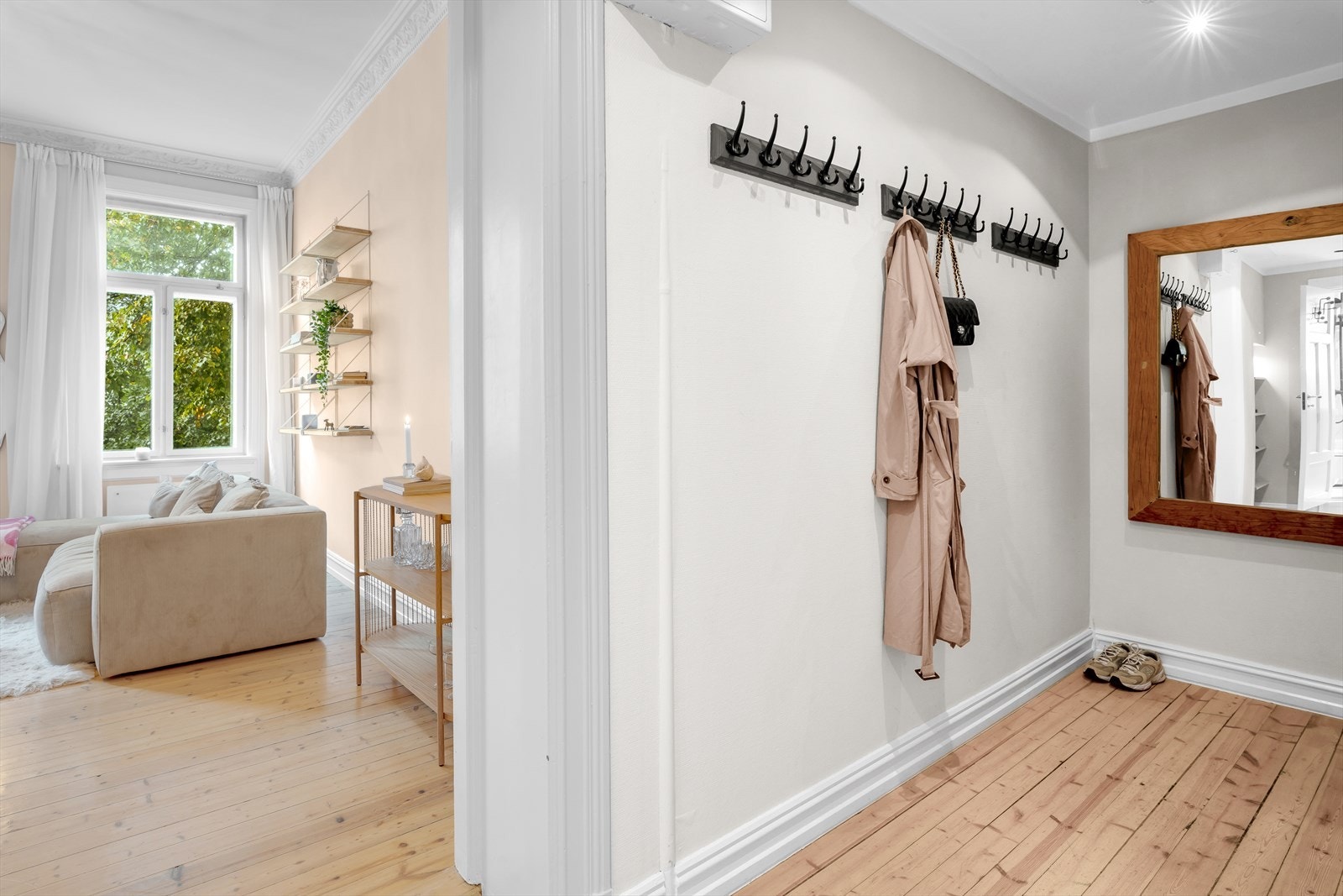 Romslig entré med mye plass til å henge fra seg jakker og sette fra seg sko. Galleribilde