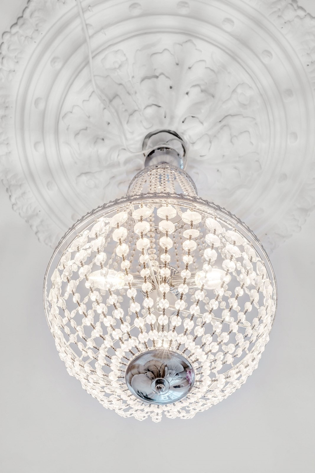 Flott lysekrone i taket med rosett. Galleribilde
