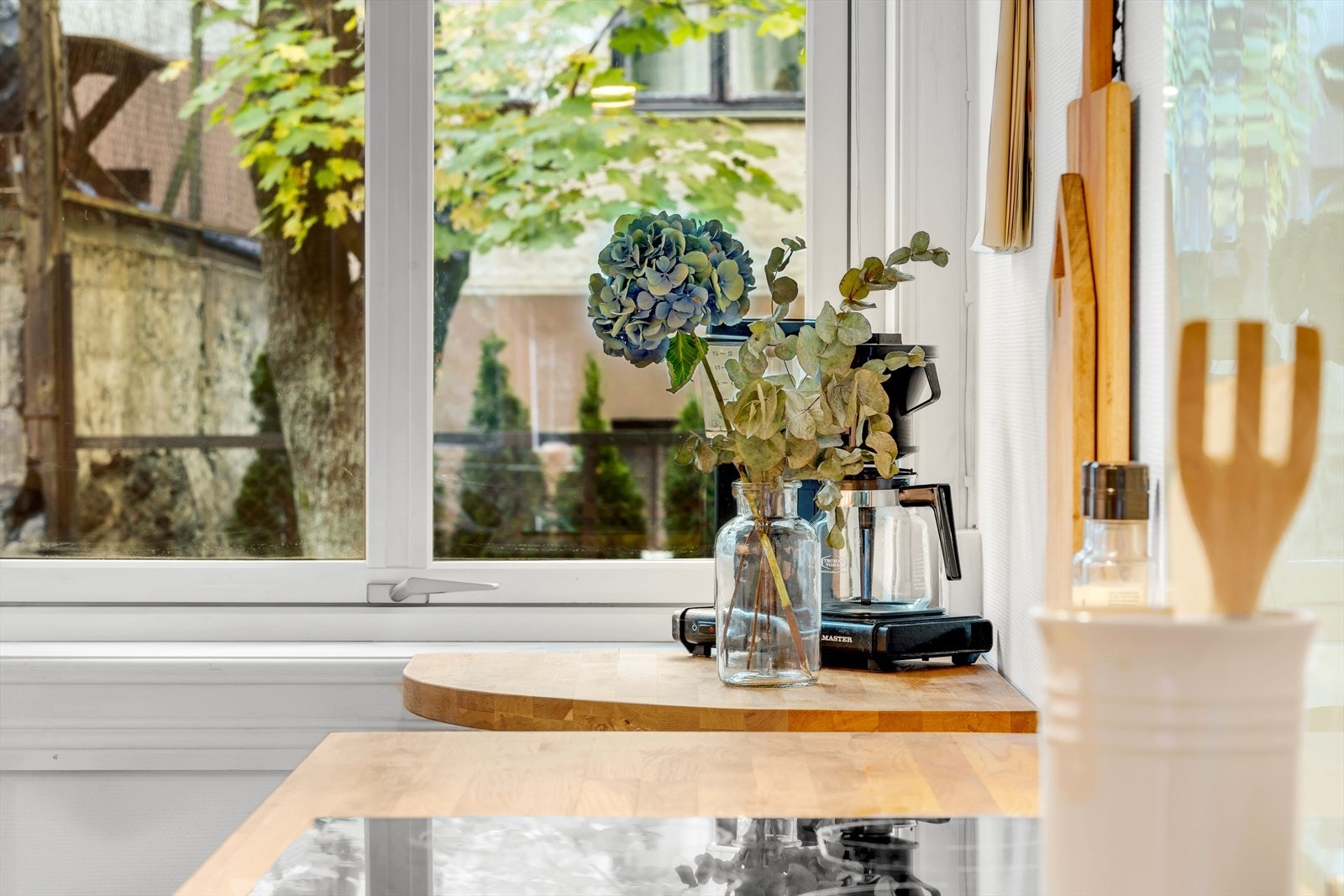Ved vinduet er det plass til et koselig bord der man kan nyte morgenkaffen. Galleribilde