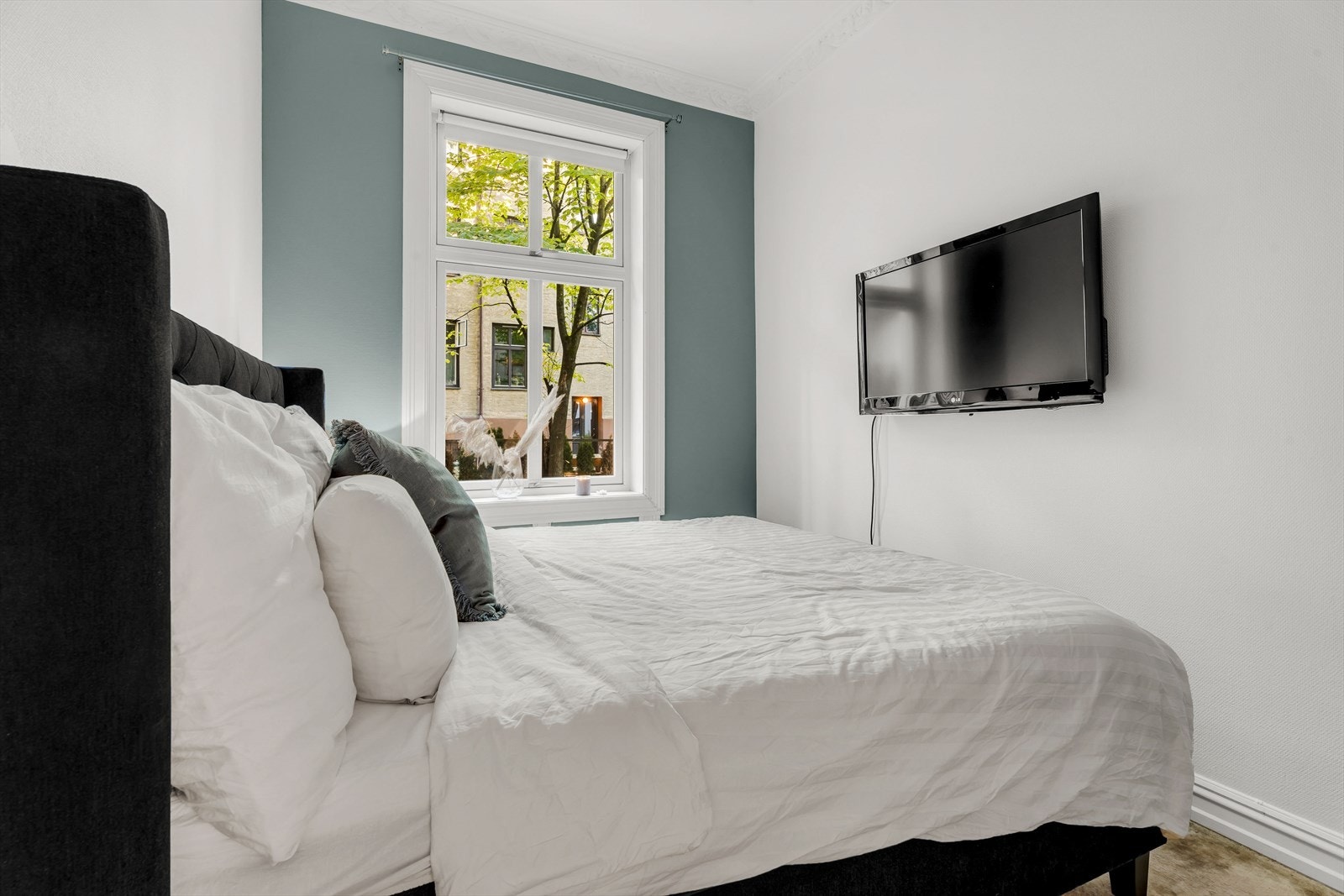Flott soverom med plass til stor dobbeltseng som slipper inn godt med lys. Galleribilde