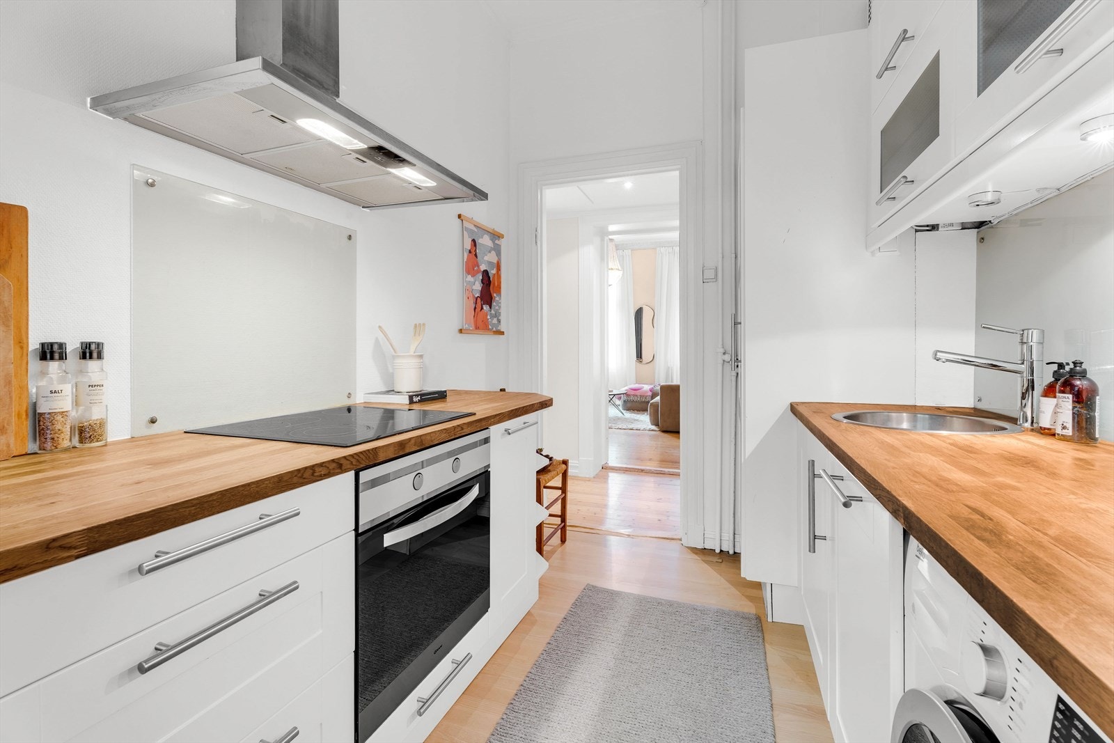 Her er det godt med skap- og benkplass på begge sider. Galleribilde