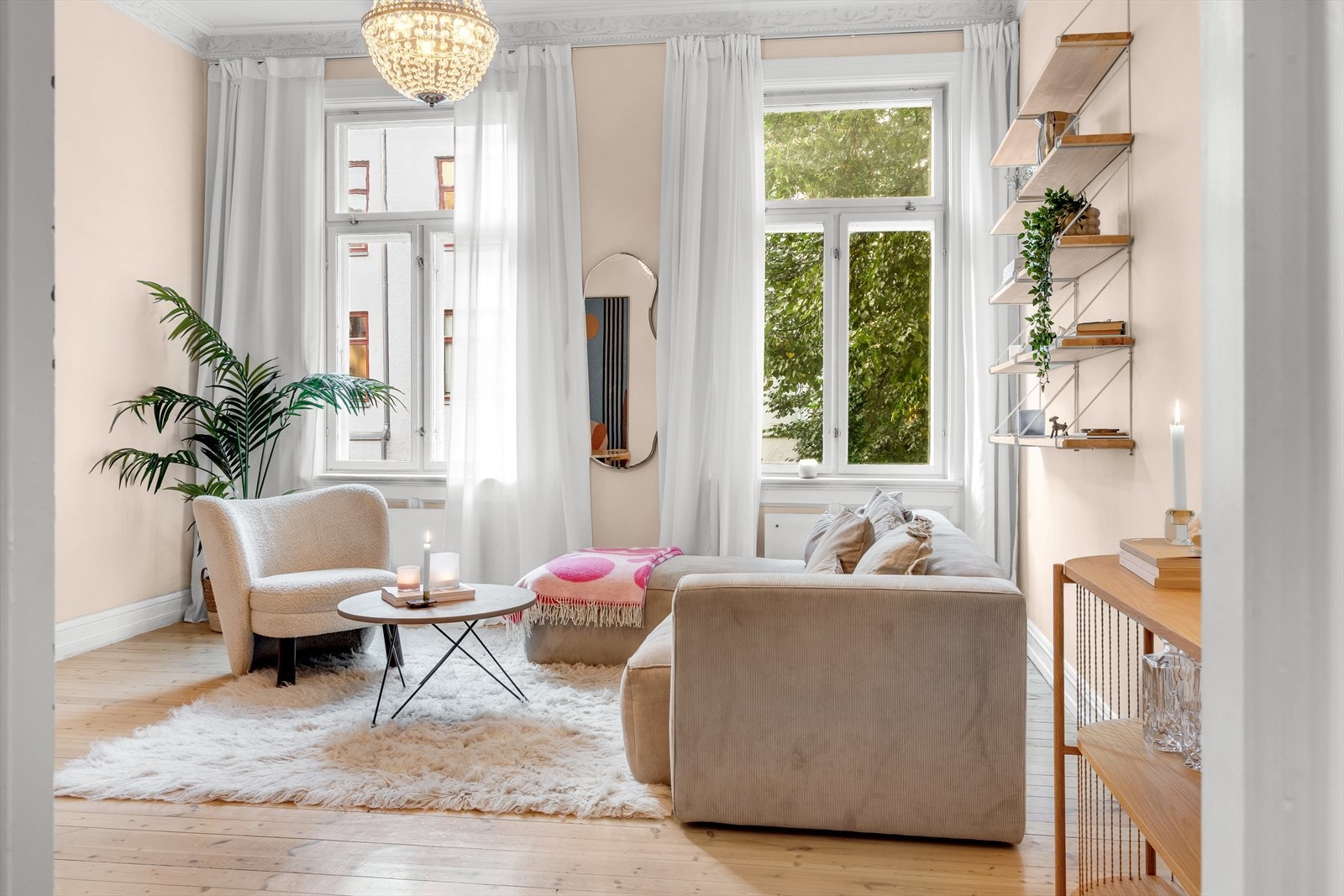 Romslig stue med store vindusflater som slipper inn rikelig med naturlig lys. Galleribilde