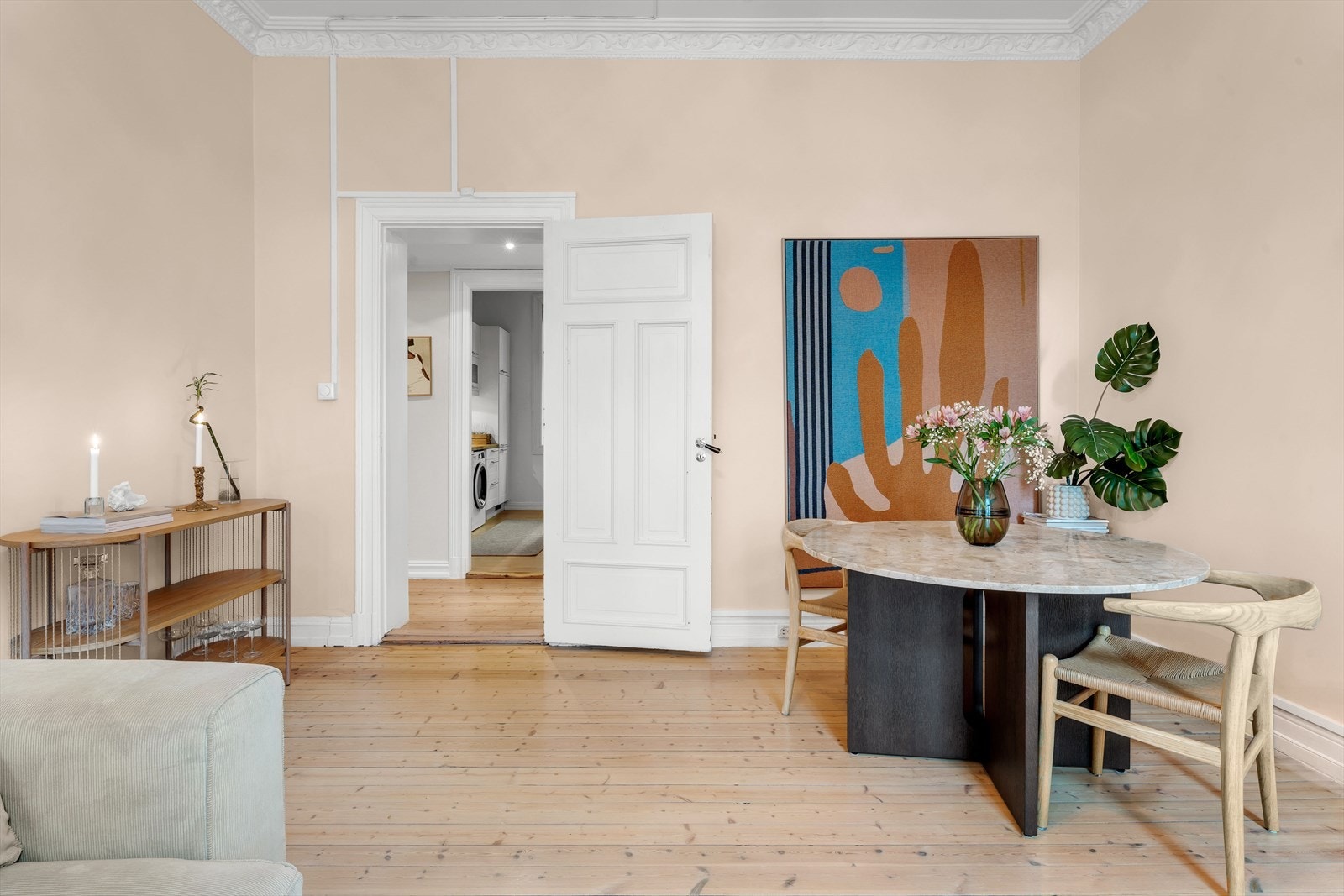 Leiligheten har en fin beliggenhet i 2.etasje fra veien, og høy 1.etasje fra rolig og hyggelig bakgård. Galleribilde