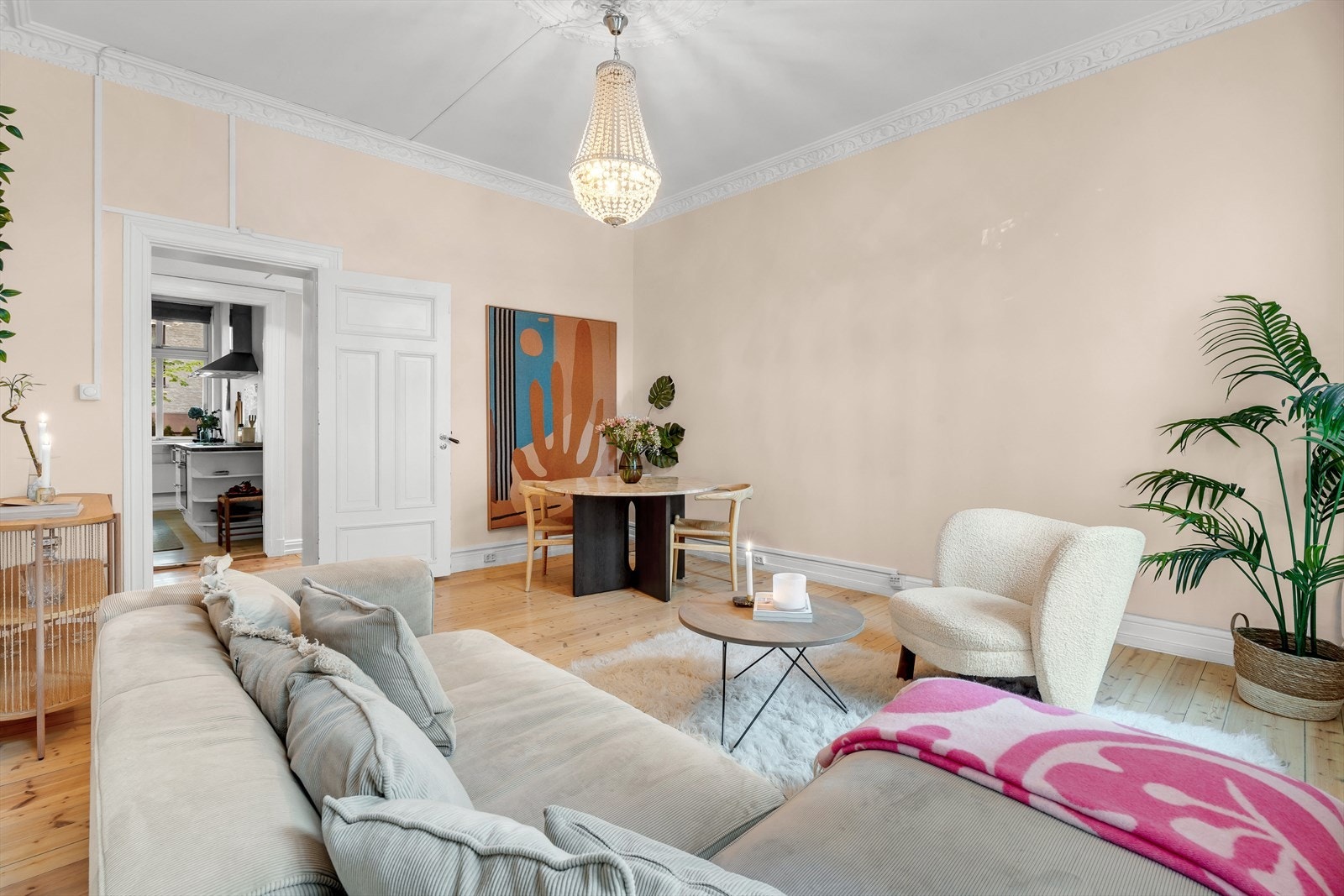 Stuen har i tillegg rom for et hyggelig spisebord. Galleribilde