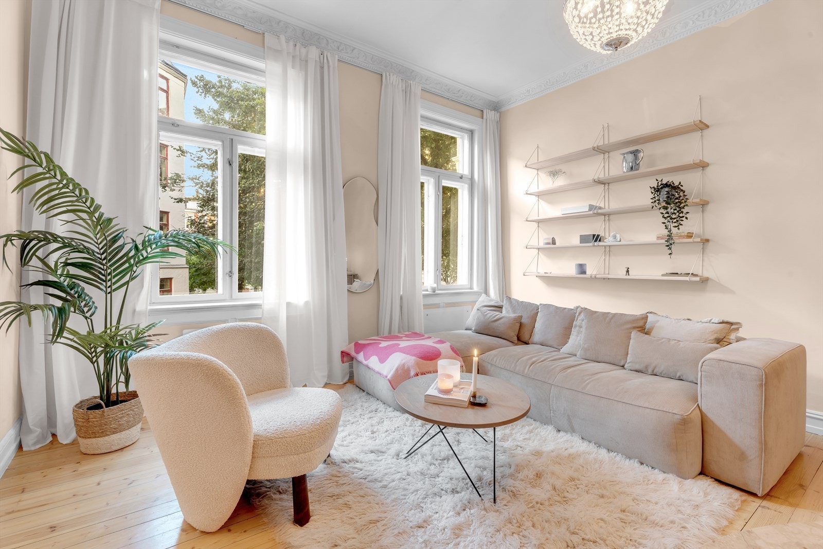Her er det plass til stor sofa med tilhørende møblement. Galleribilde