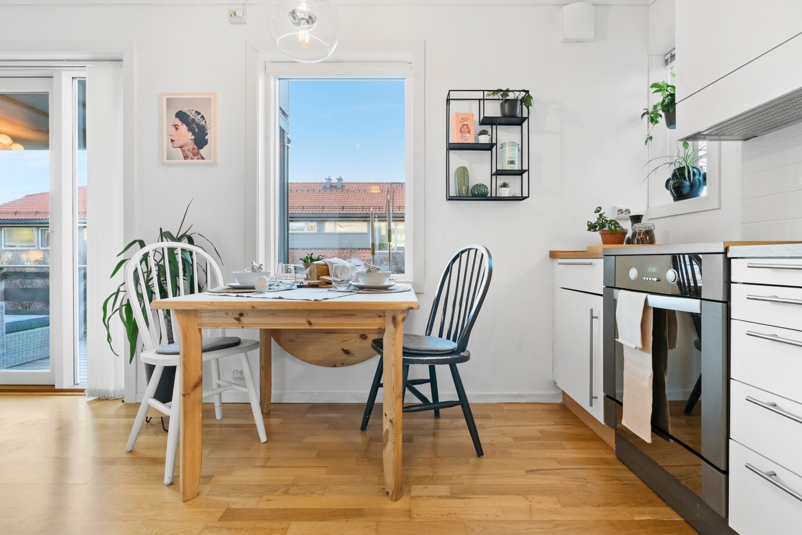 Kjøkken med spiseplass ved vindauge Galleribilde