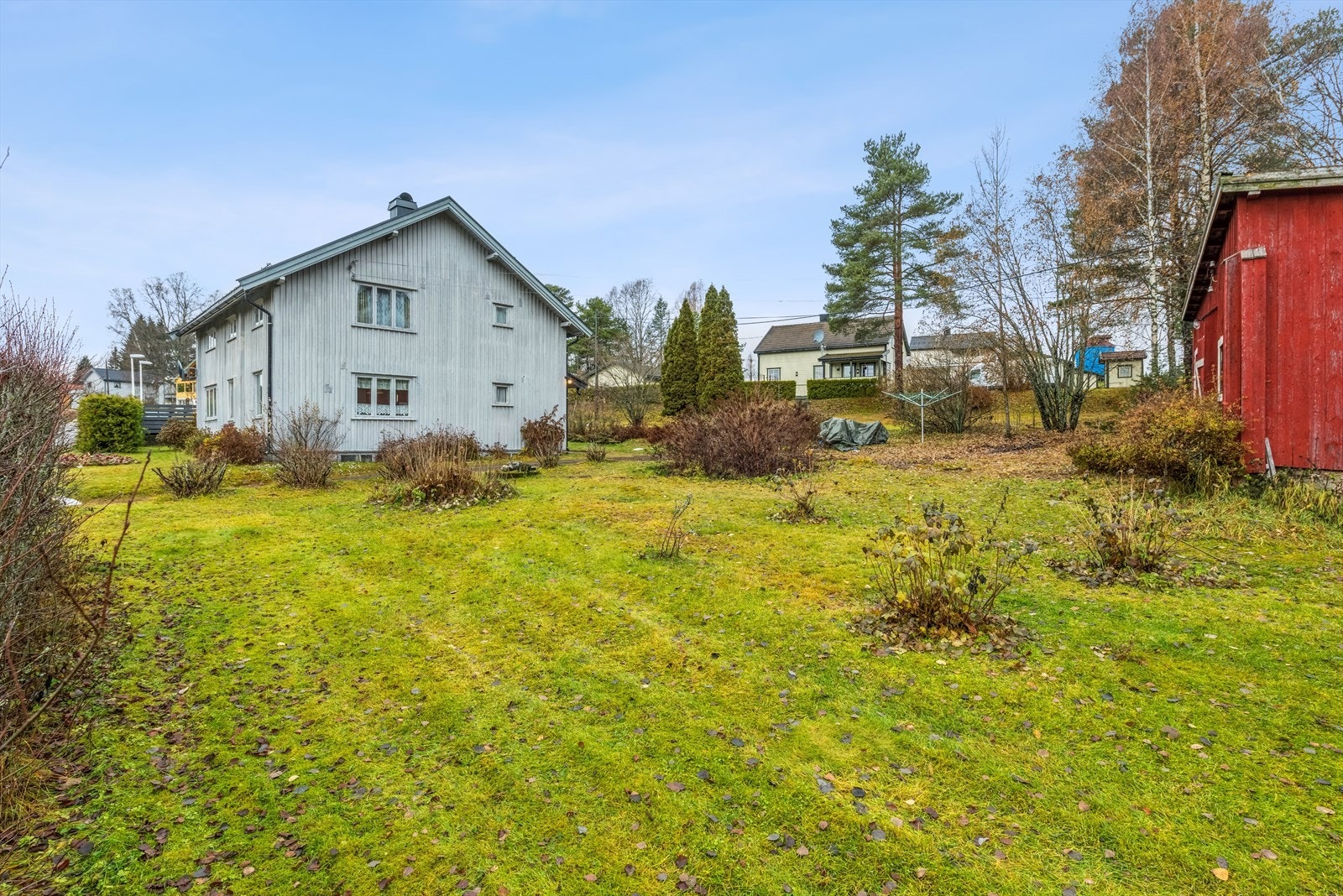 Eiendommen ligger i et etablert boligområde på Bruvoll, ca 8 km fra Sand. Galleribilde