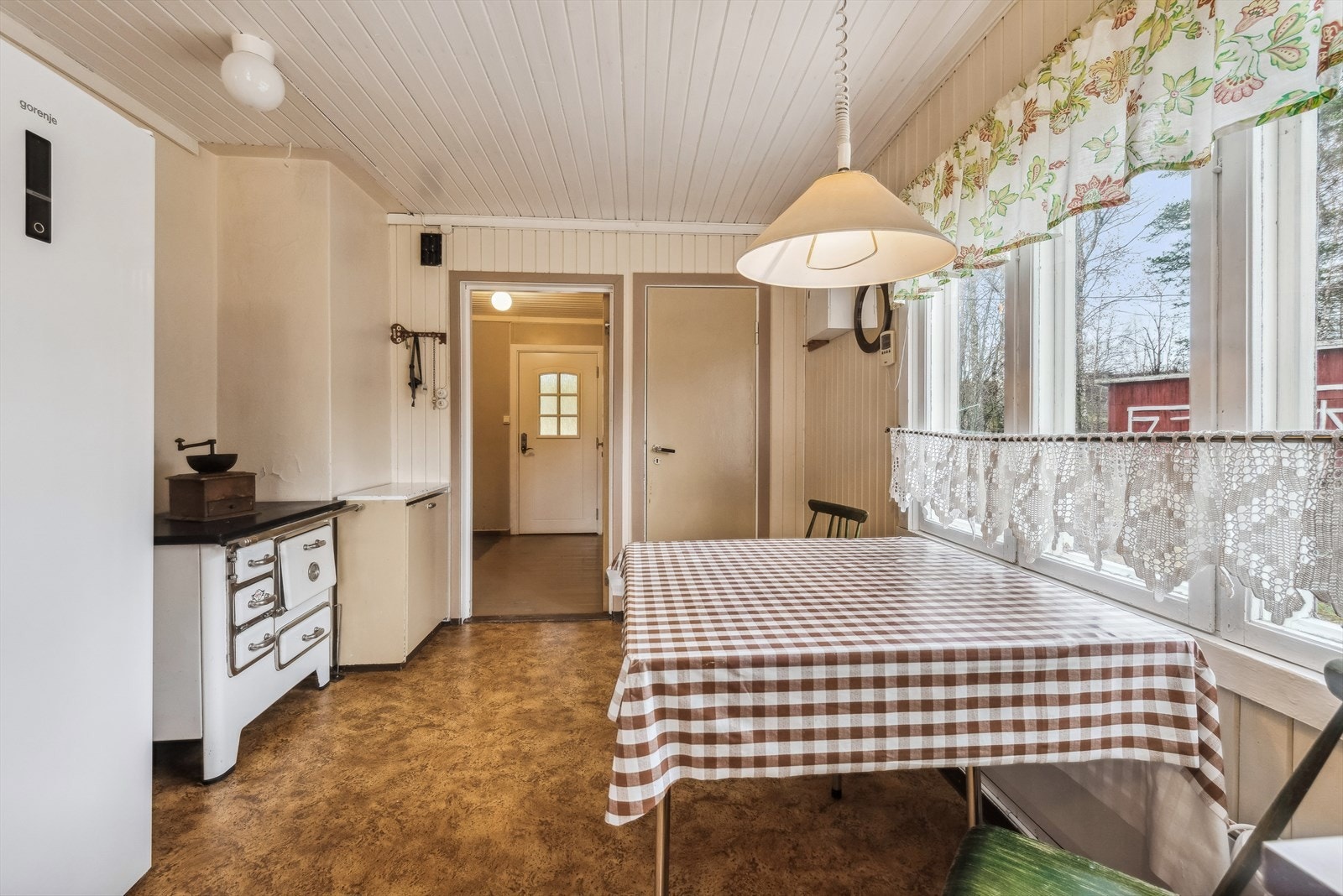 Det er god plass til kjøkkenbord. Galleribilde