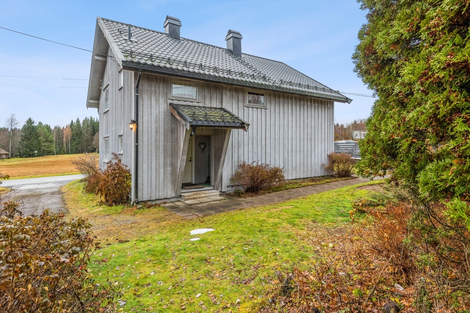 Boligen har generelt en eldre standard, men i 2012 ble taket, inngangsdør og terrassedør byttet. Galleribilde