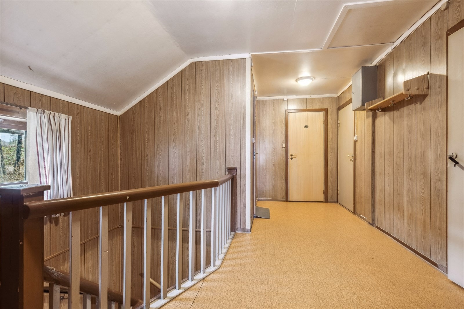 Oppe i 2. etasje er det gang, 3 soverom, toalettrom, bad/???vaskerom og et uferdig rom. Galleribilde