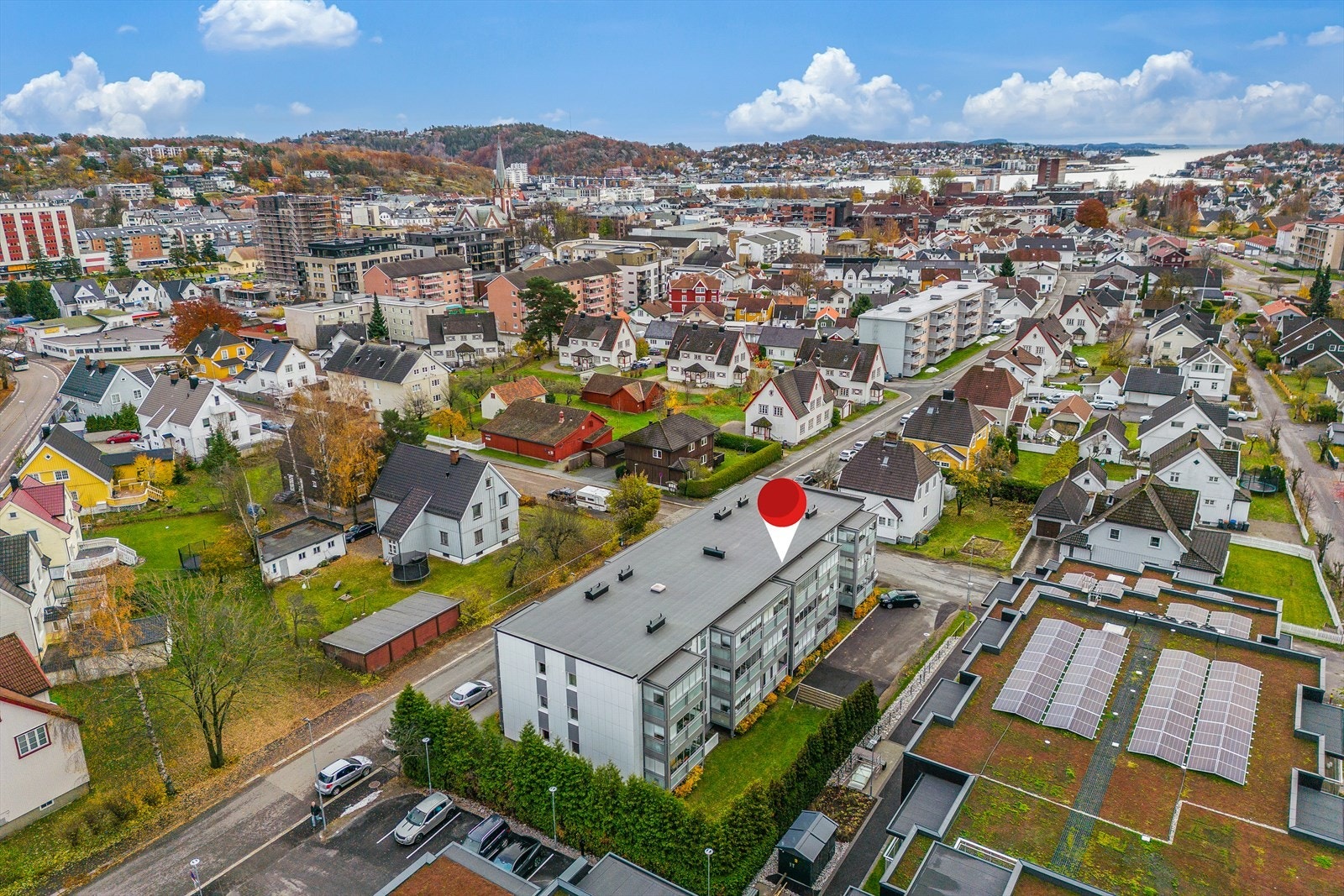 Attraktive omgivelser i et av byens eldre boligområder (Nybyen) i den øvre delen av sentrum. For de som pendler til jobb, er det kort vei til både buss- og tog stasjon. Galleribilde