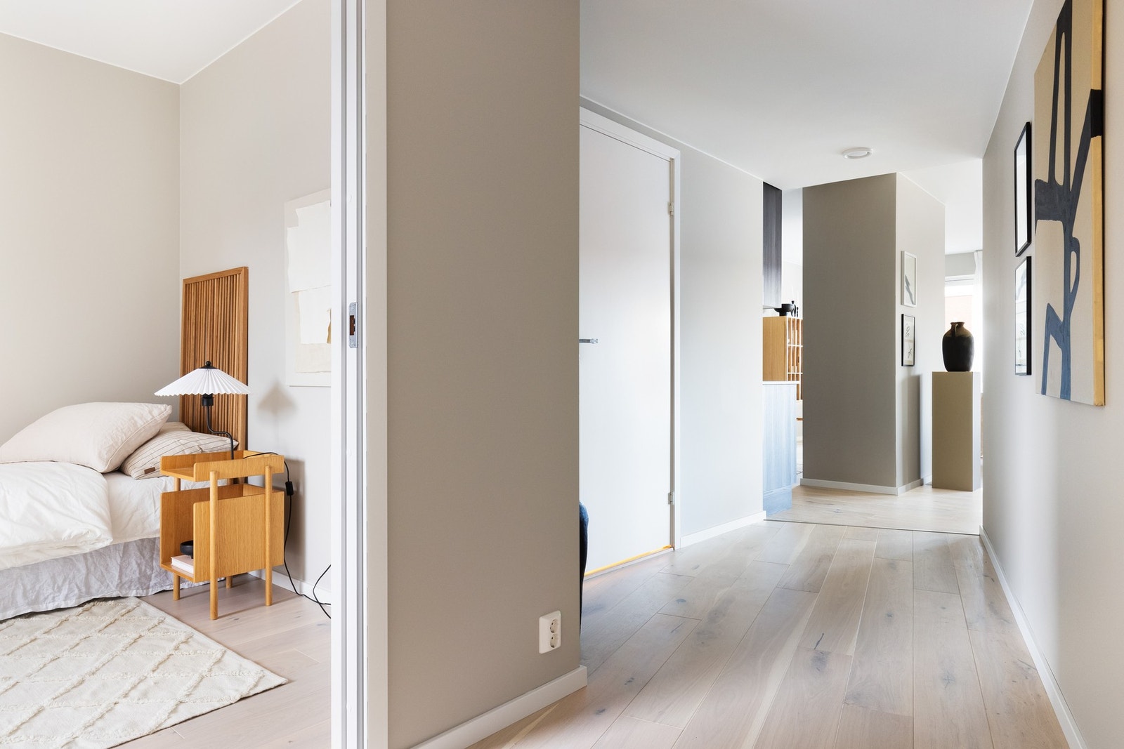 I motsatt side av leiligheten finner du de to andre rommene og bad nr to. Galleribilde