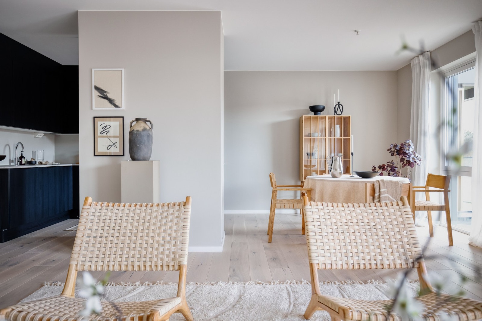 Oppholdsrommet er delt inn i klare soneinndelinger. Galleribilde