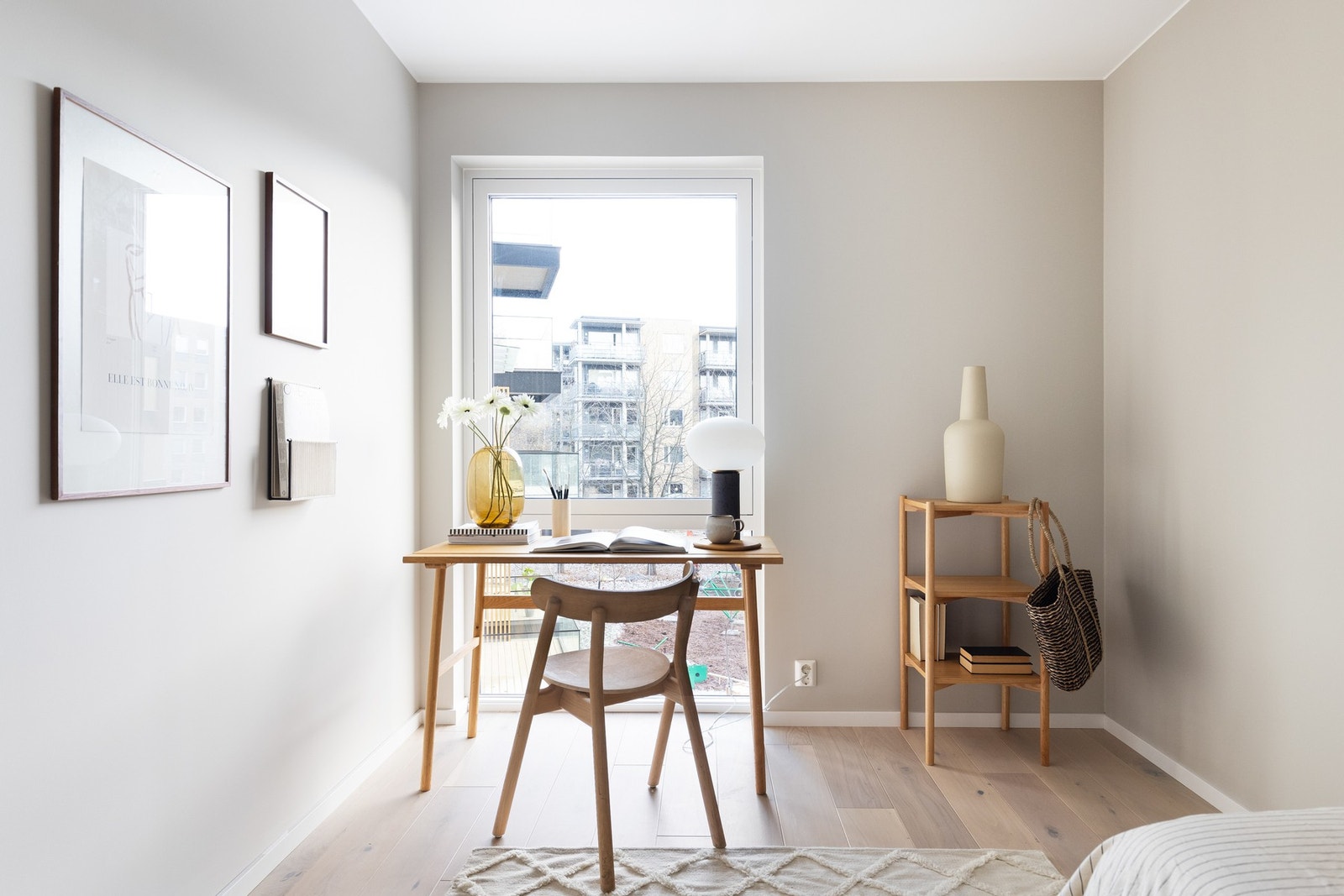 Det er også plass til oppbevaringsløsninger og kontorpult. Galleribilde