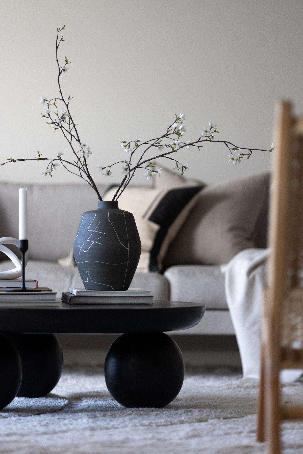 Flott 1-stavs eikeparkett og overflater malt i moderne fargevalg setter et lekkert preg til boligen. Galleribilde