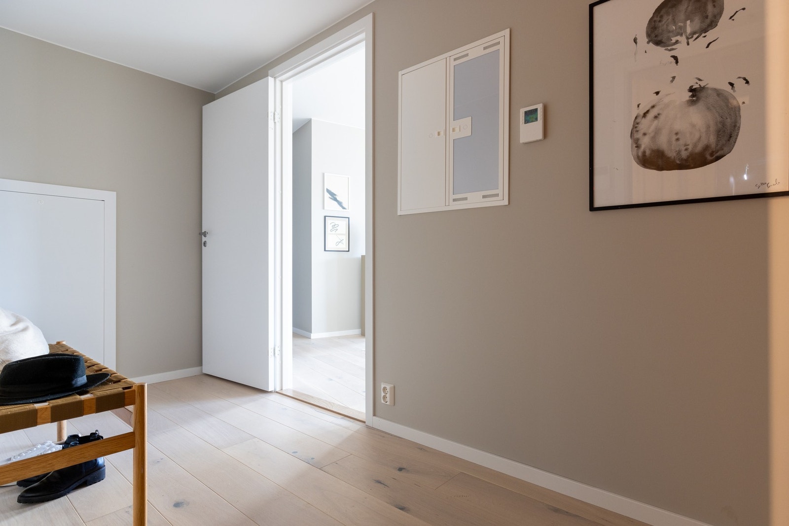 Entréen er romslig og har god plass til oppheng, skoskap og lignende. Galleribilde