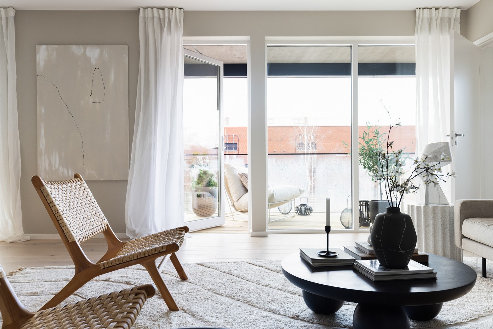 Generøse vindusflater gir godt med naturlig lys inn i boligen. Galleribilde