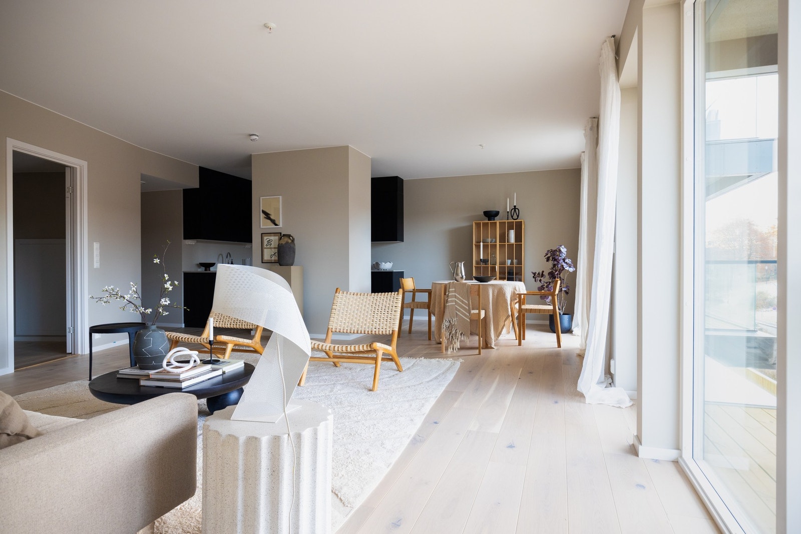 Den åpne stue- og kjøkkenløsningen gir en luftig romfølelse. Galleribilde