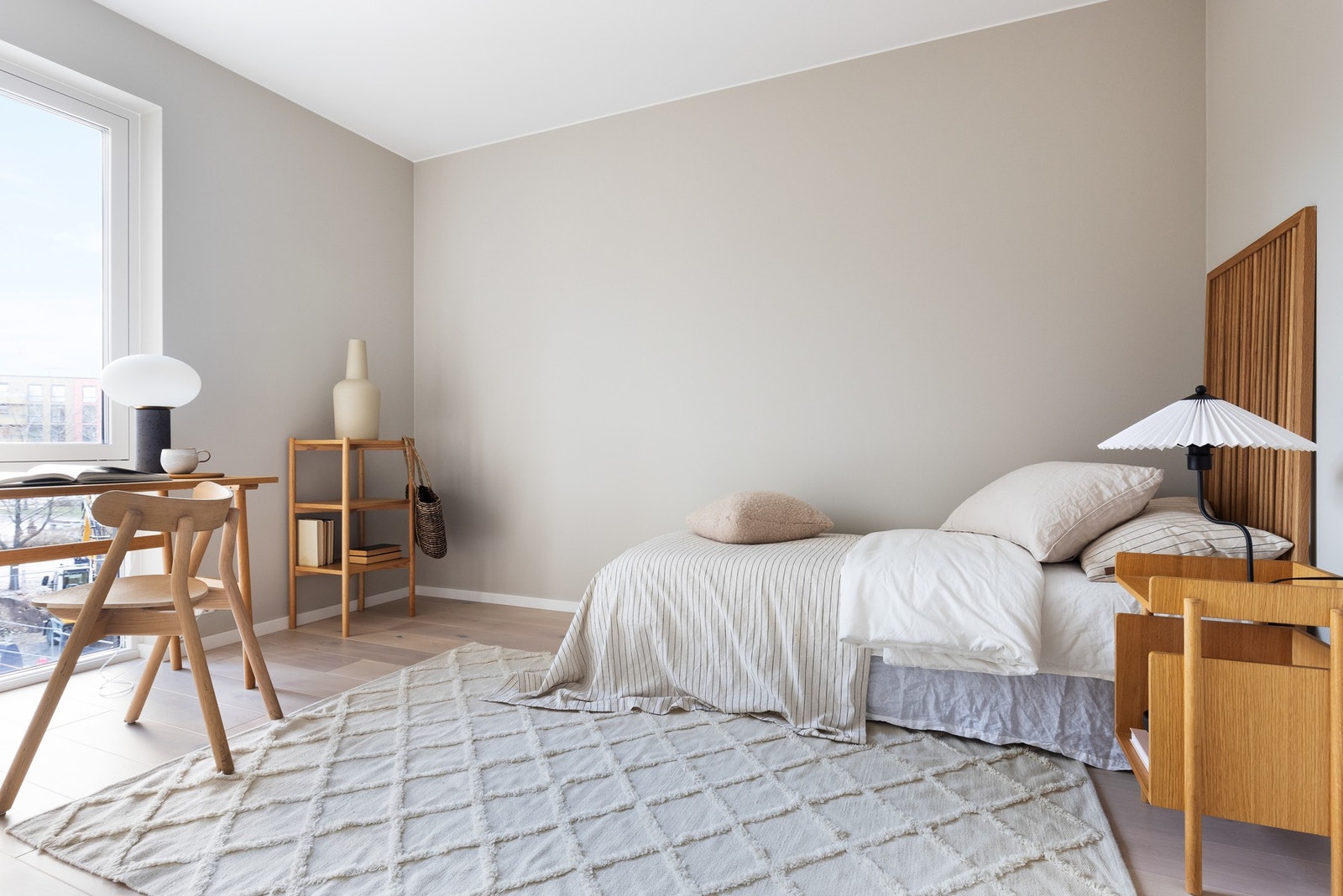 God plass til seng og nattbord. Galleribilde