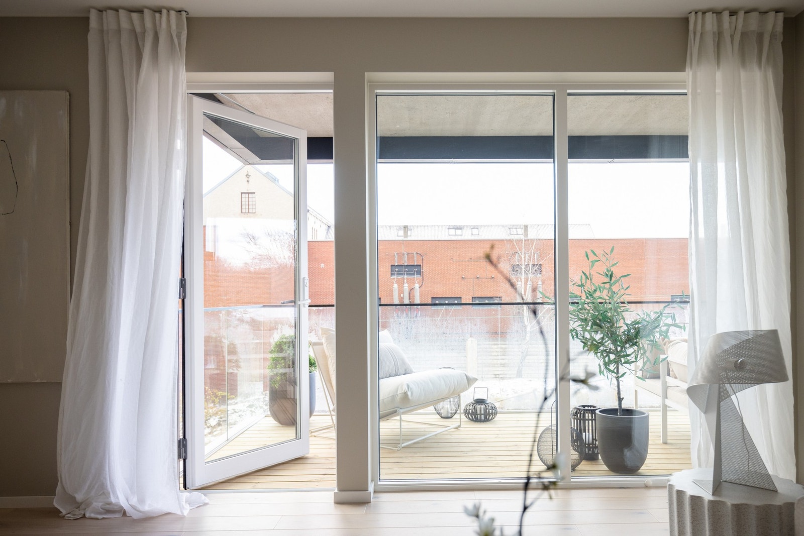 På sommerstid blir balkongen som en ekstra stue. Galleribilde