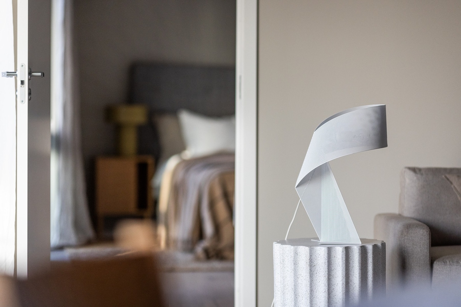 Innenfor oppholdsrommet finner du boligens hovedsoverom. Galleribilde