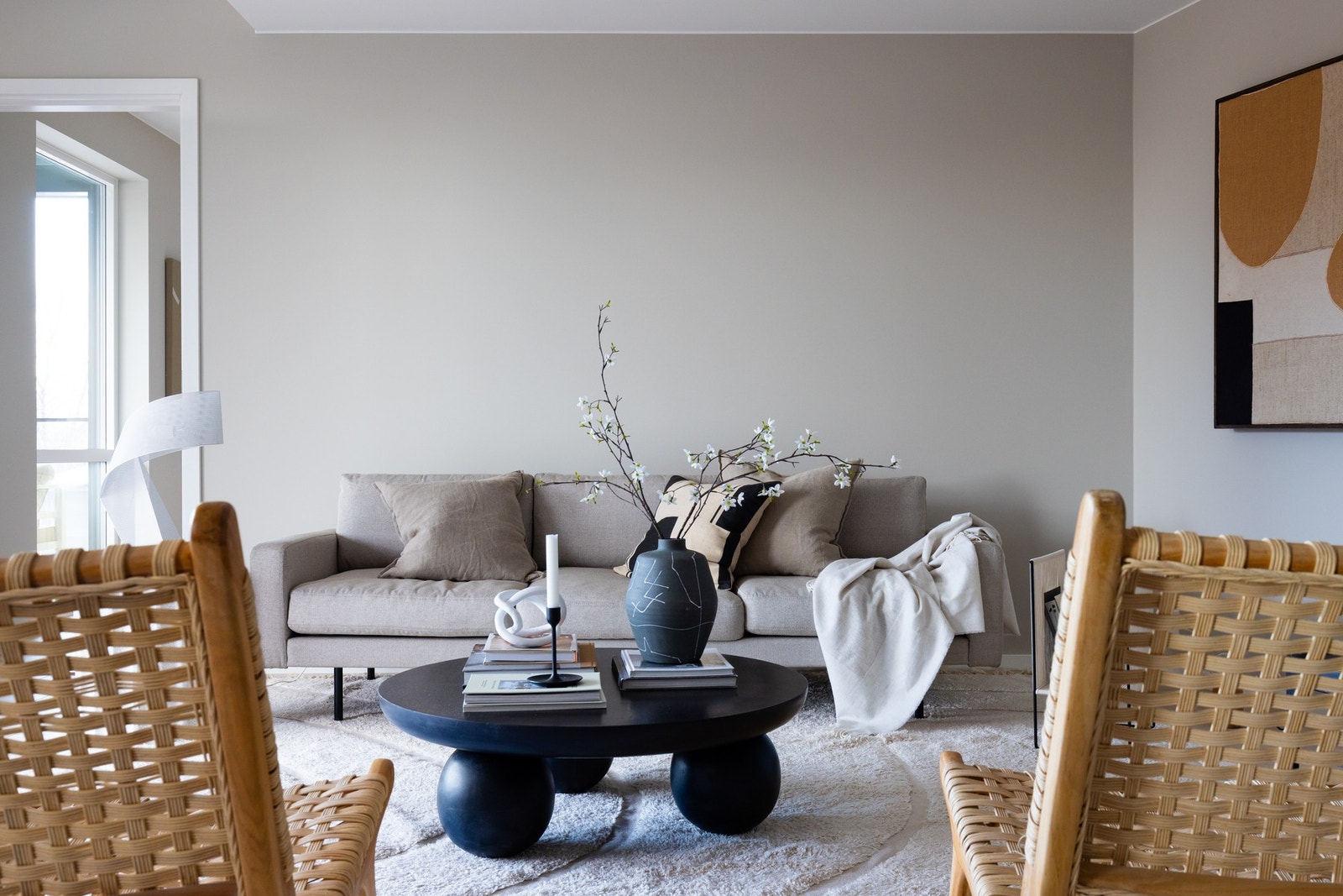 Boligens oppholdsrom er romslig og har god plass til sofagruppe med tilhørende møblement. Galleribilde