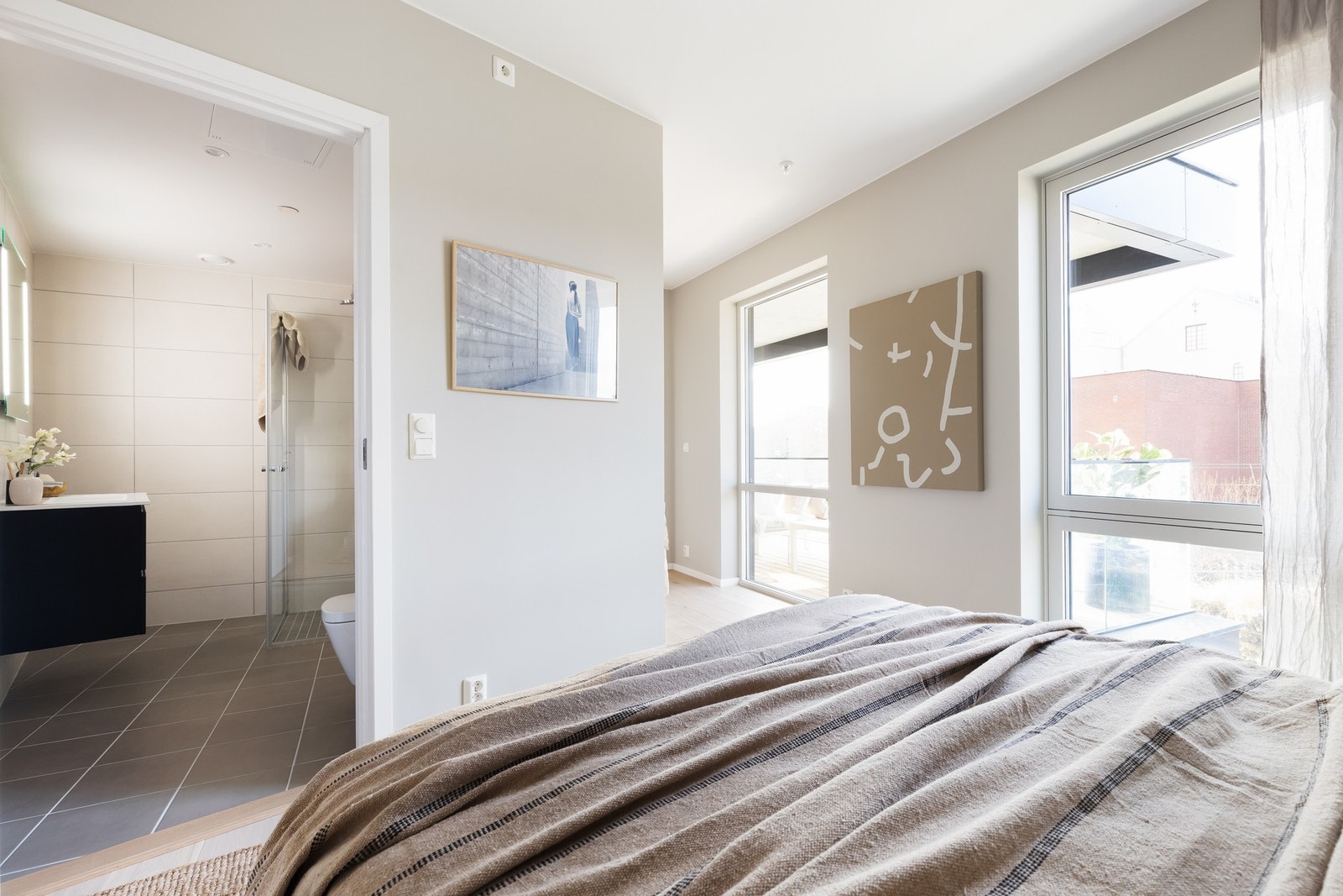 Rommet har en suite løsning med eget privat bad. Galleribilde