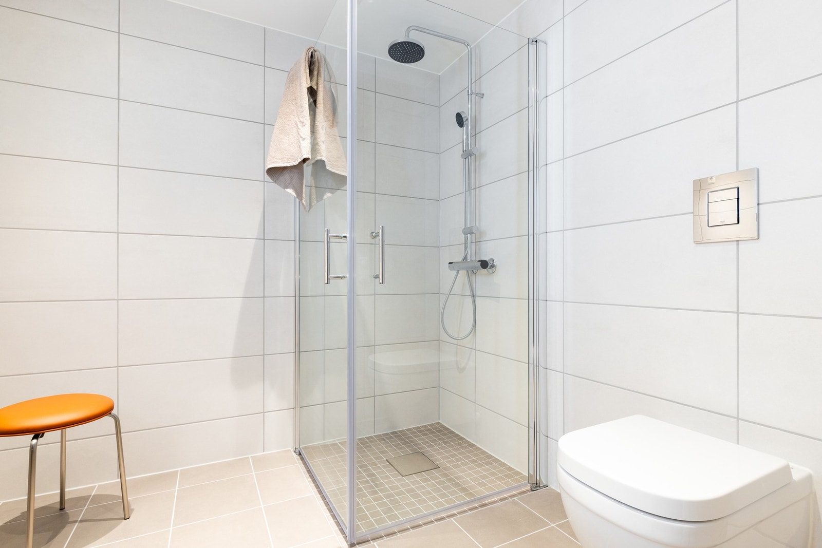 Dusjhjørne med svingbare dører frigjør plass på gulvet. Galleribilde