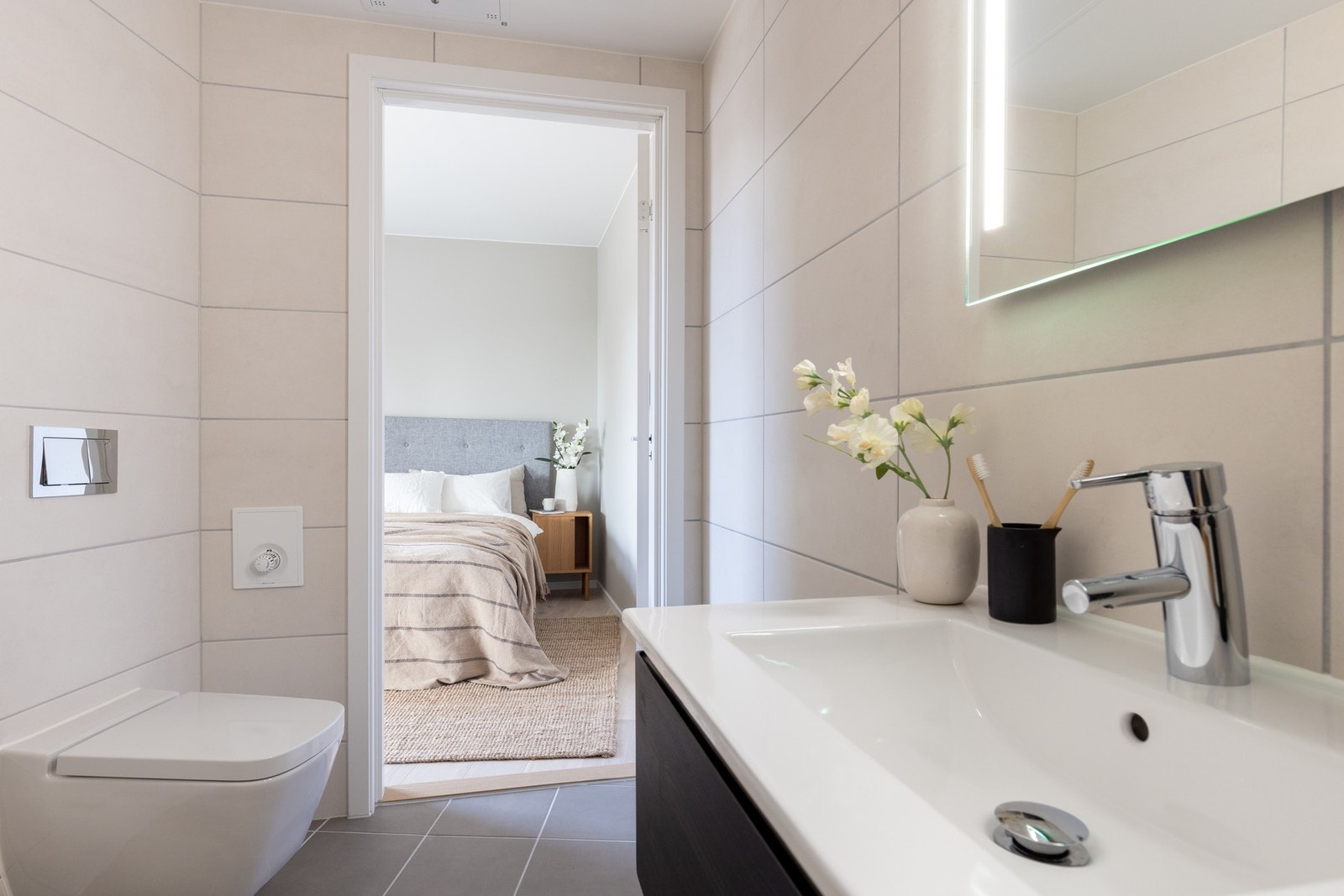 Innredningen består av helstøpt servant på underskuffer, speil, vegghengt toalett og dusjhjørne. Galleribilde