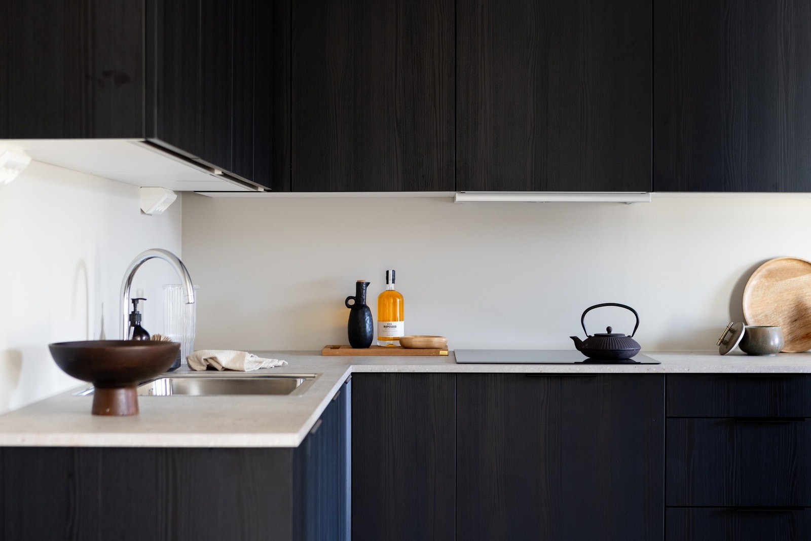 Videre er det integrerte hvitevarer fra Siemens som stekeovn, induksjon platetopp, oppvaskmaskin og kjøl/frys som medfølger. Galleribilde