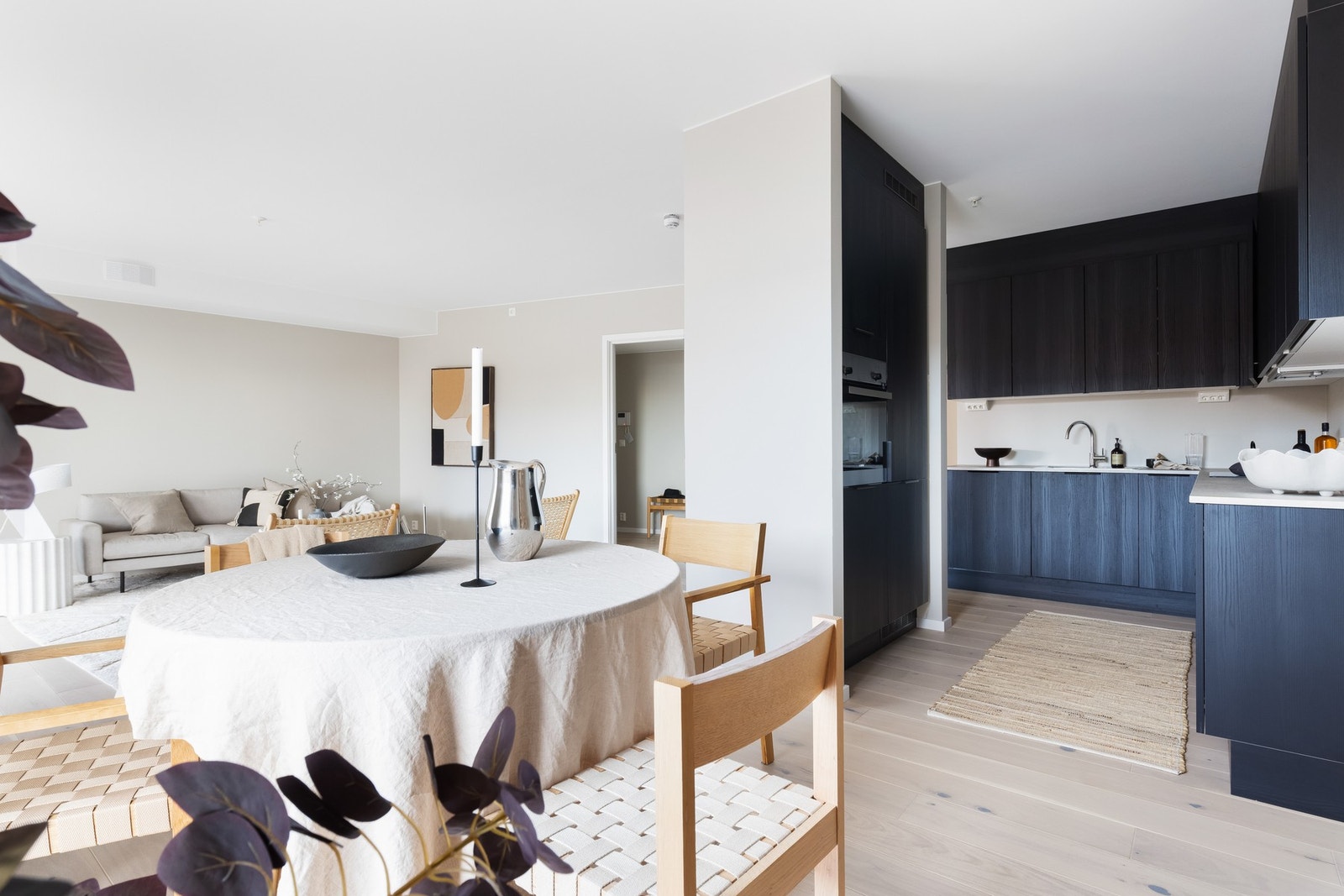 Den åpne kjøkkenløsningen gir deg muligheten til å være sosial samtidig som du lager mat. Galleribilde