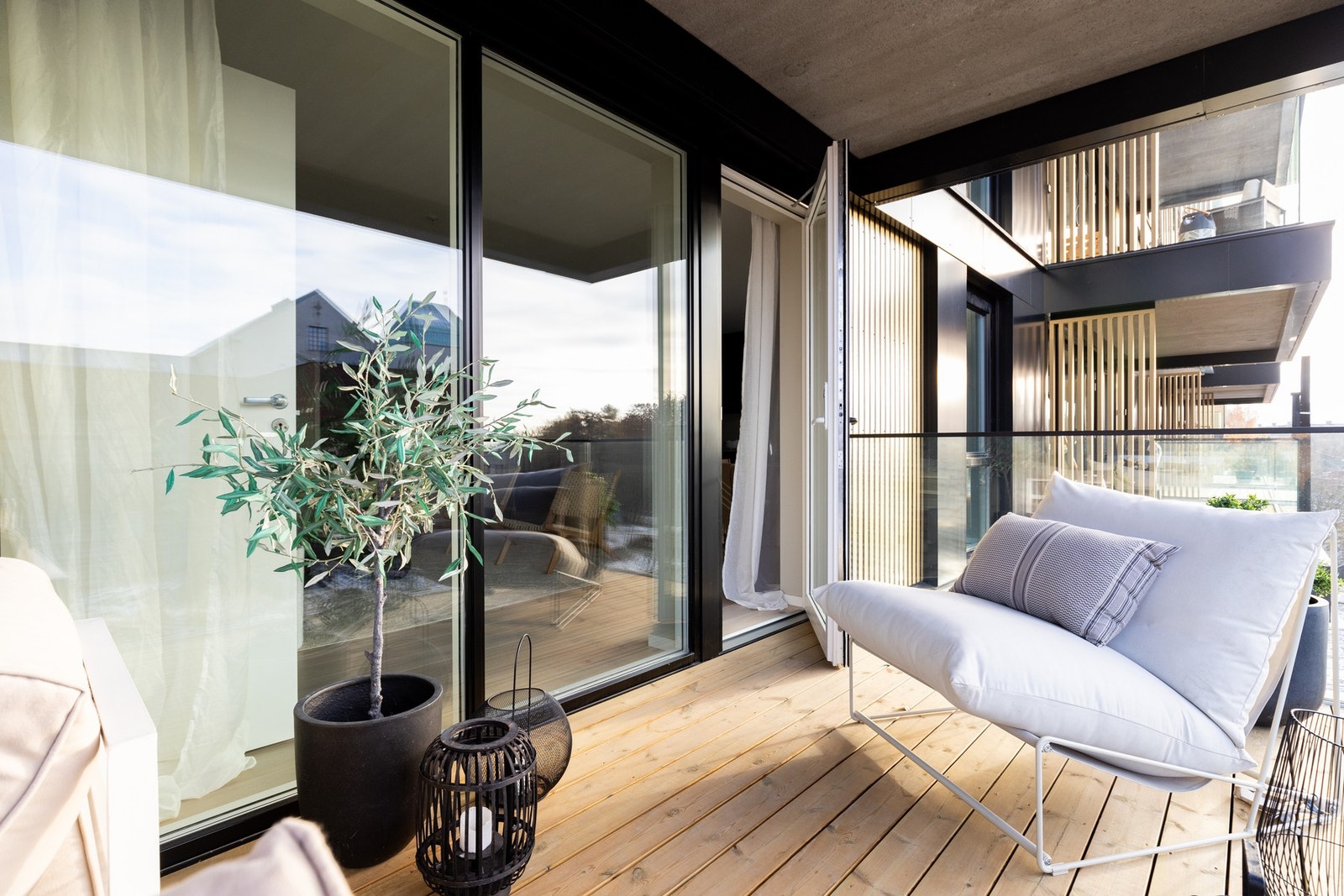 Her er det god plass til utemøblement, beplantning og grill. Galleribilde