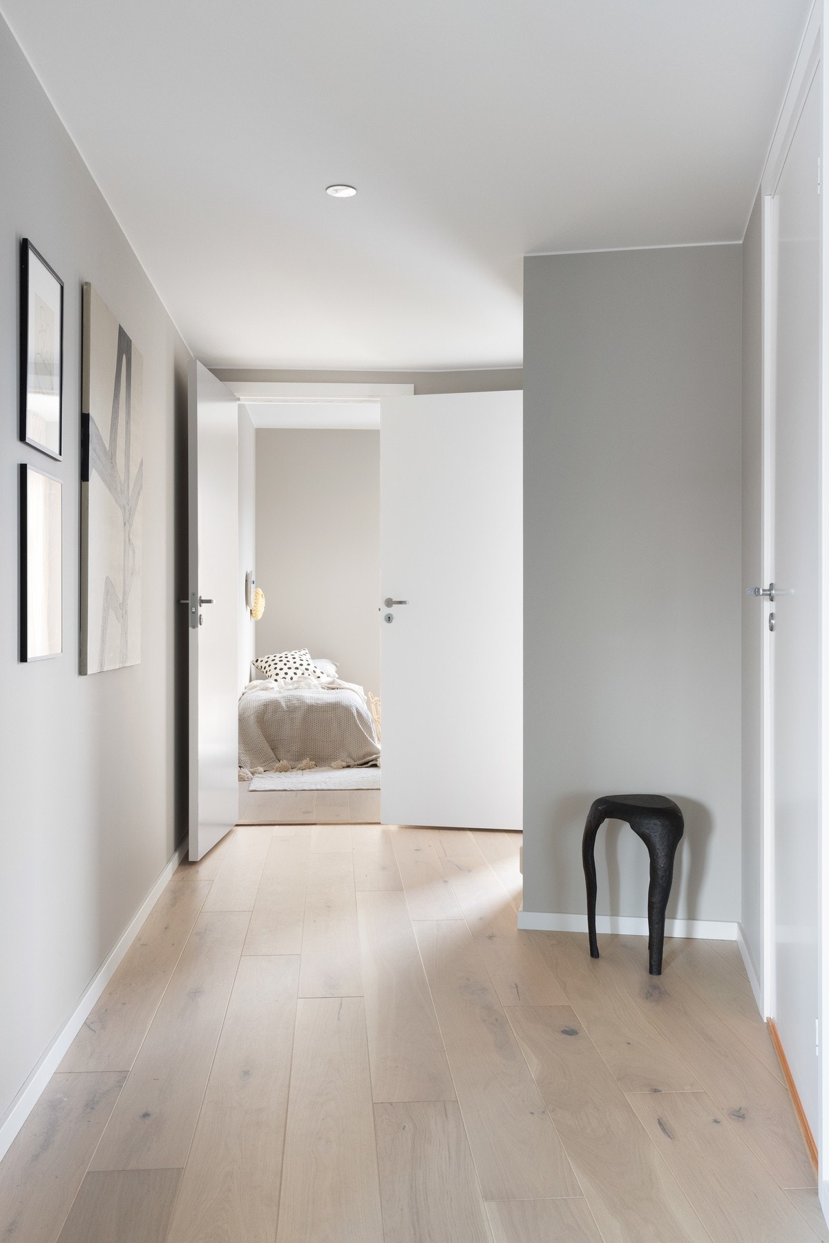 Gangen knytter sammen oppholdsrommet, bad to og de to soverommene. Galleribilde