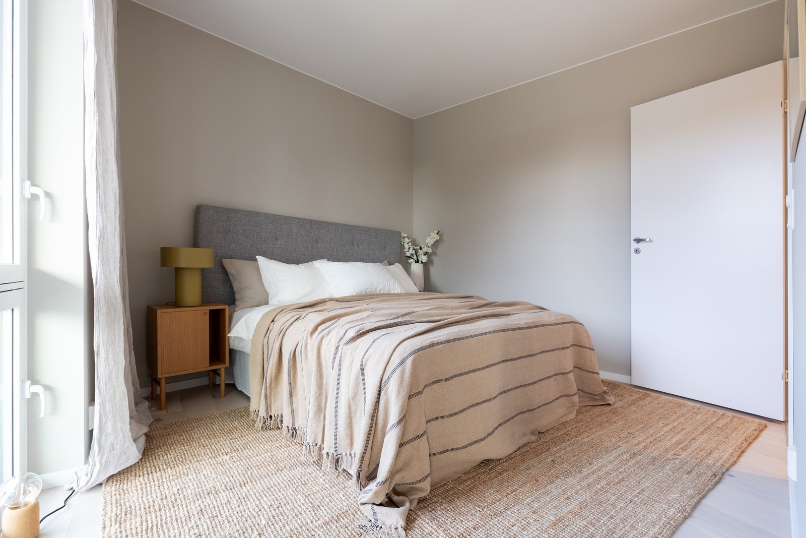 Romslig soverom med plass til dobbeltseng og tilhørende nattbord. Galleribilde