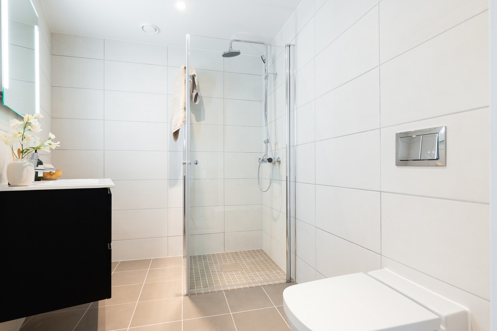 Delikat bad med varme i gulv og downlights i himling. Galleribilde