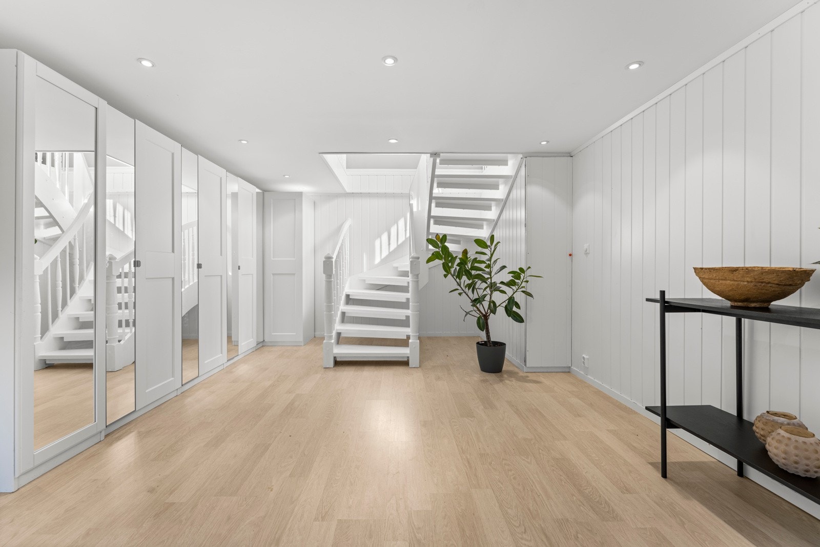 Trappegang i kjeller med masse garderobe Galleribilde