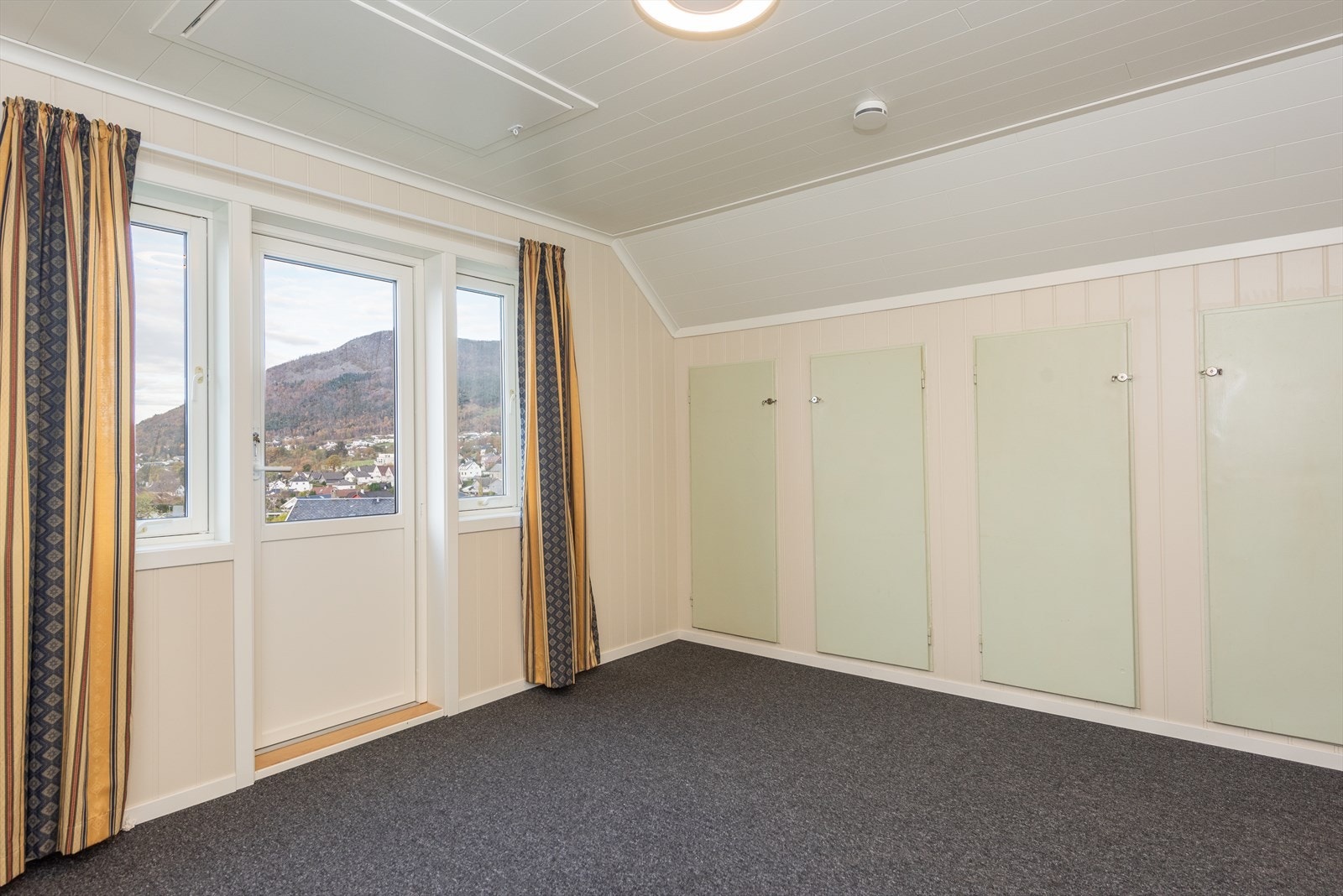 Hovedsoverommet har en meget god størrelse hvor man fritt kan innrede med dobbeltseng og øvrig soveromsmøblement. Galleribilde