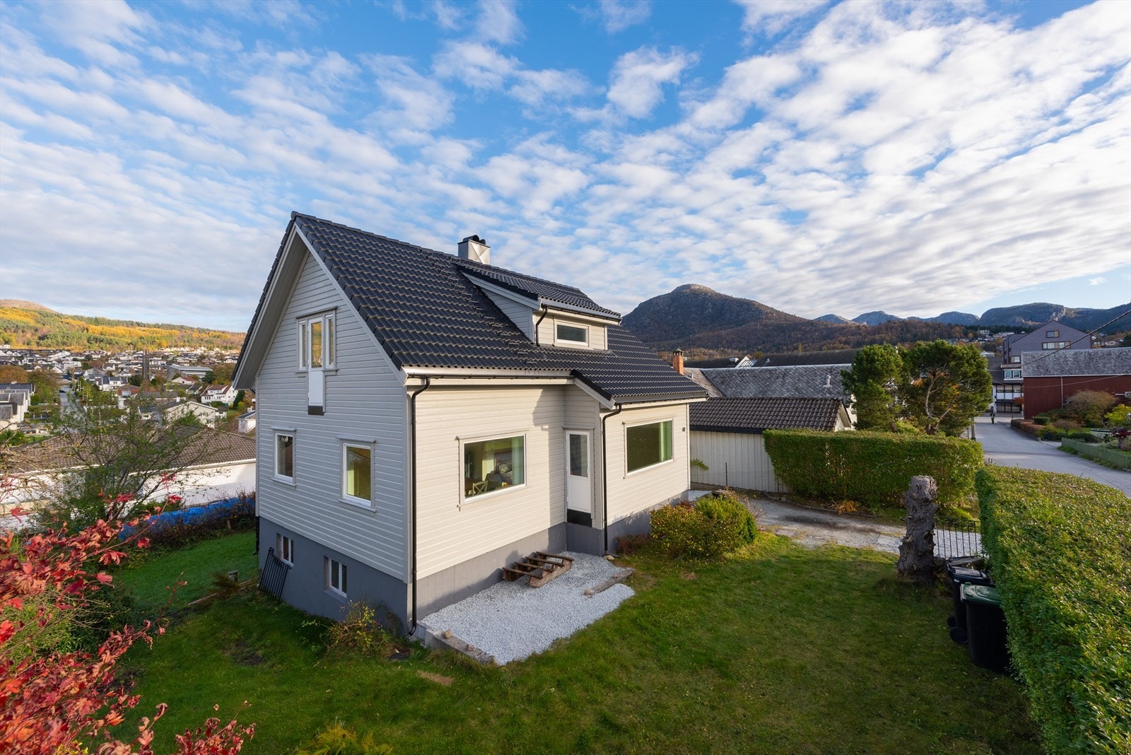 Velkommen til Folkets Hus vegen 10 -presentert av Runar Andrè Asbjørnsen Fiskå på vegne av Eiendomsmegler Vest! Galleribilde
