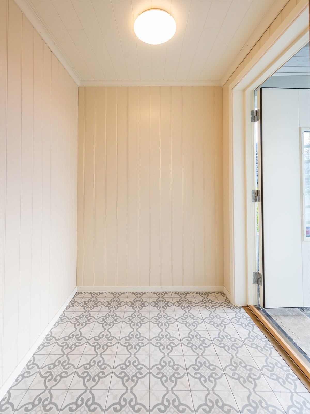 Lys og trivelig entré med god plass til å henge fra seg yttertøy og plassere sko. Man kan fint sette inn et garderobeskap eller kommoder i entrèen om ønskelig. Galleribilde