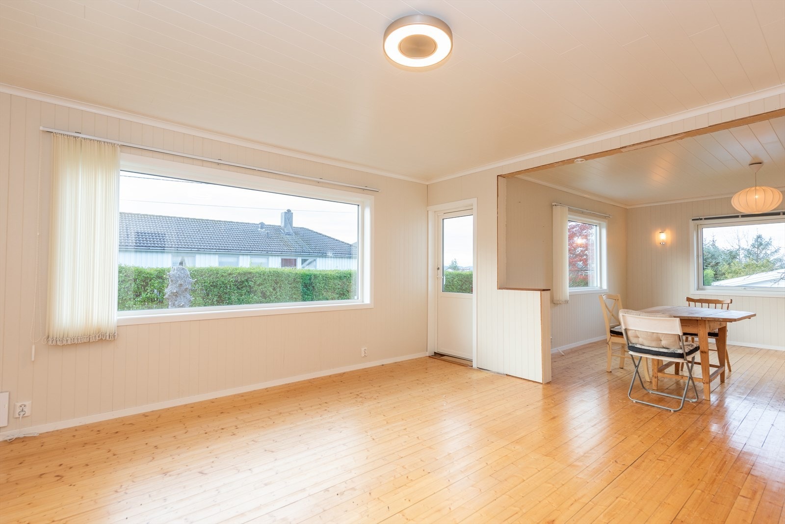 Stuen er lys og innbydende med god plass til stor sofagruppe, spisegruppe og øvrige stuemøblement. Galleribilde
