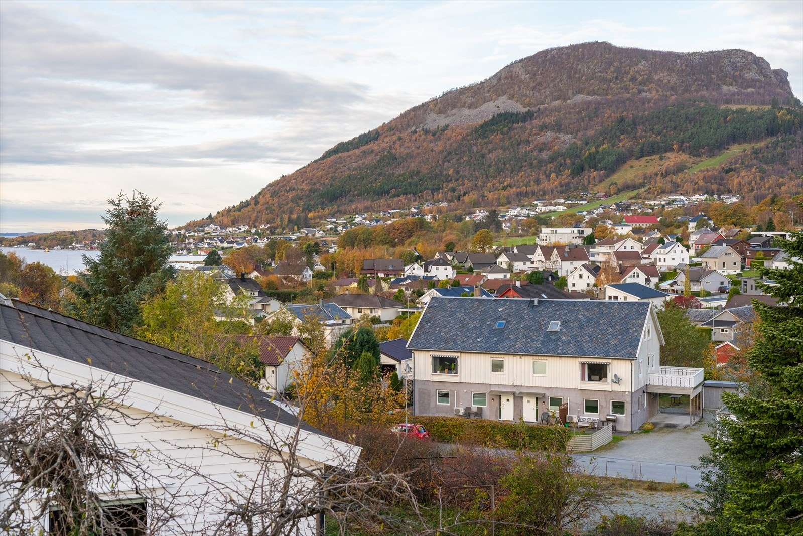 Fra boligen er det kort vei til skole, barnehage og off. kommunikasjon. Galleribilde