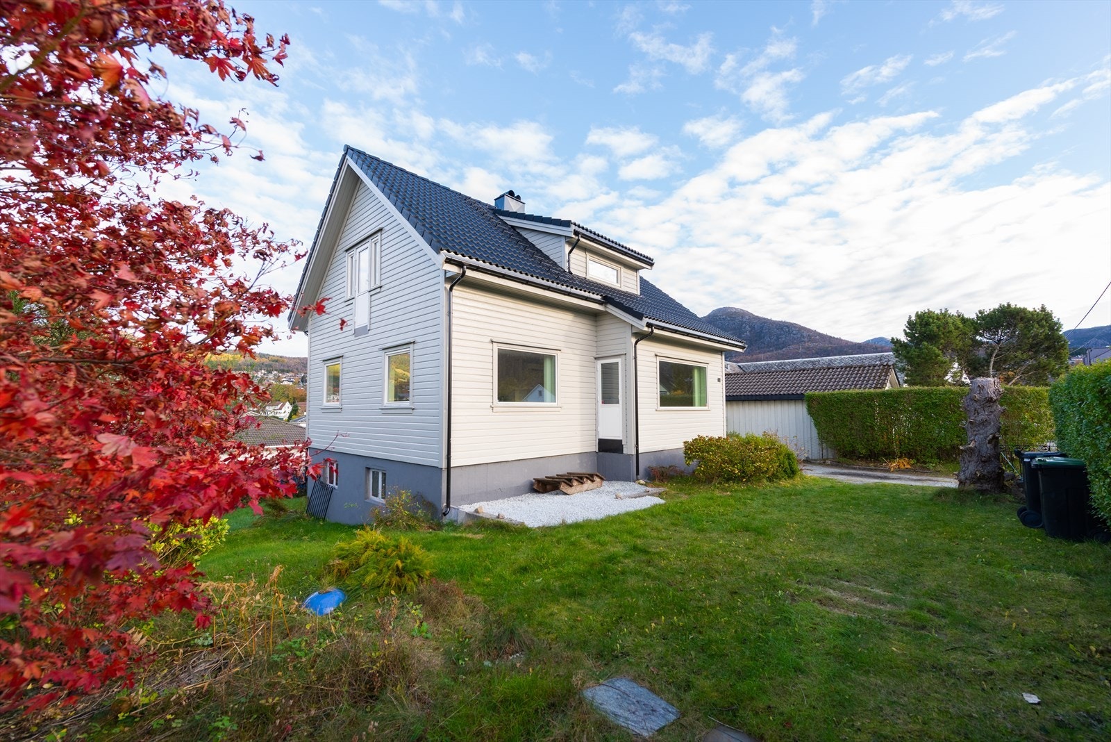 Tomten måler 746.2 m² og er delvis opparbeidet Galleribilde