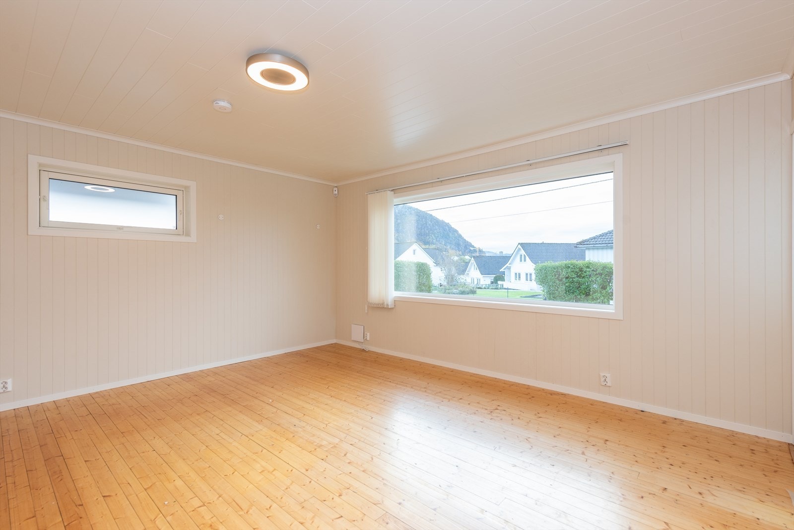 Store vindusflater sørger for godt med dagslys og hjelper til med å gjøre dette til et trivelig oppholdsrom. Galleribilde