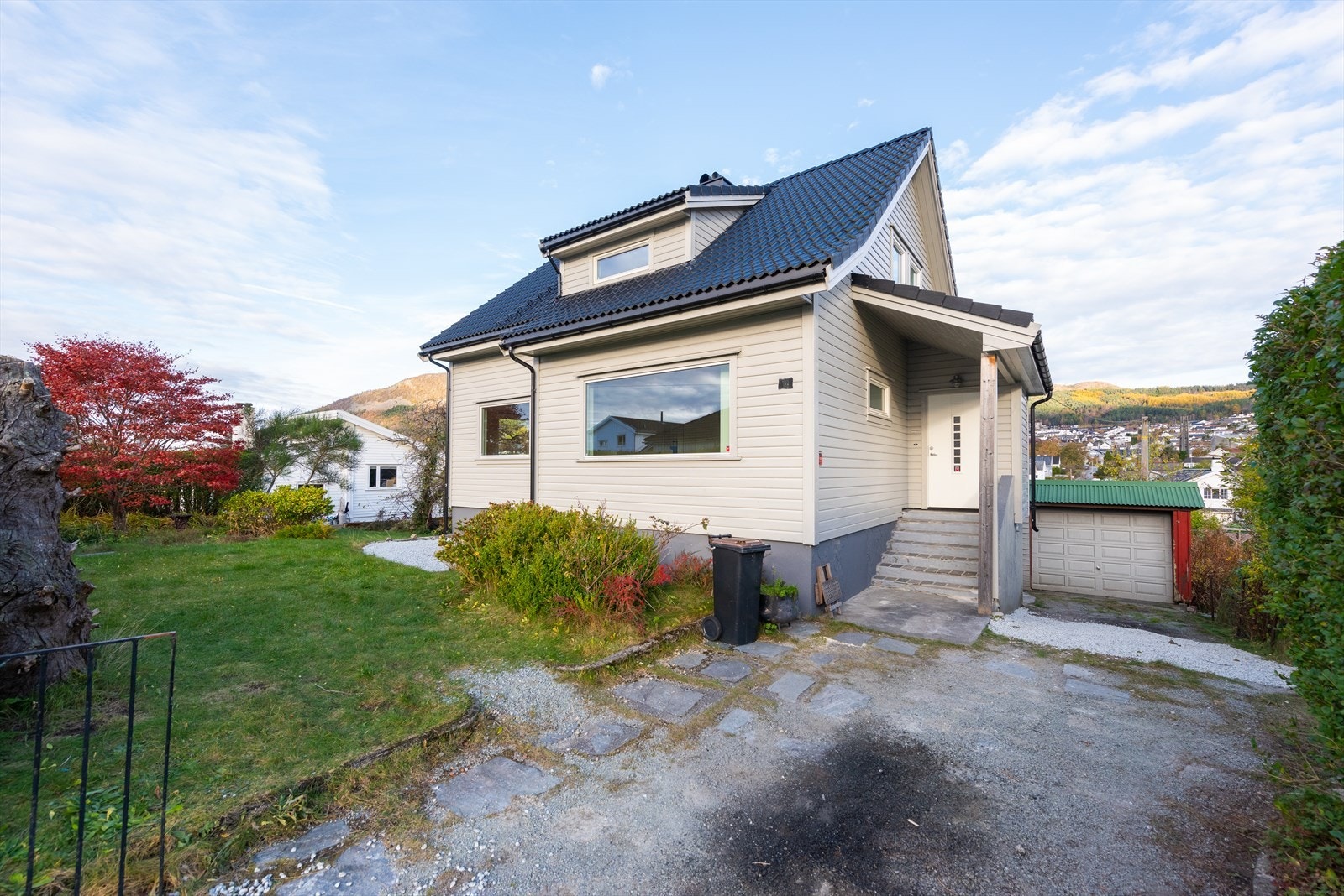 Garasje og gode parkeringsmuligheter på oppstillingsplasser like ved huset Galleribilde