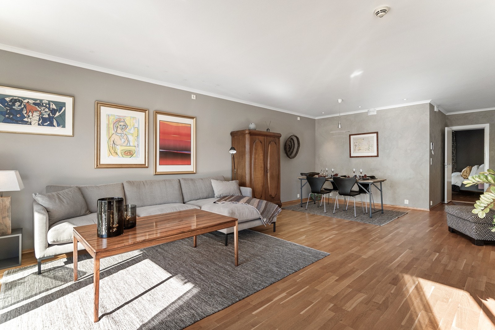 Stuen innehar god plass til større spisebord samt stue-møblement. - Herlig gasspeis som er perfekt å benytte for kosens skyld. Galleribilde