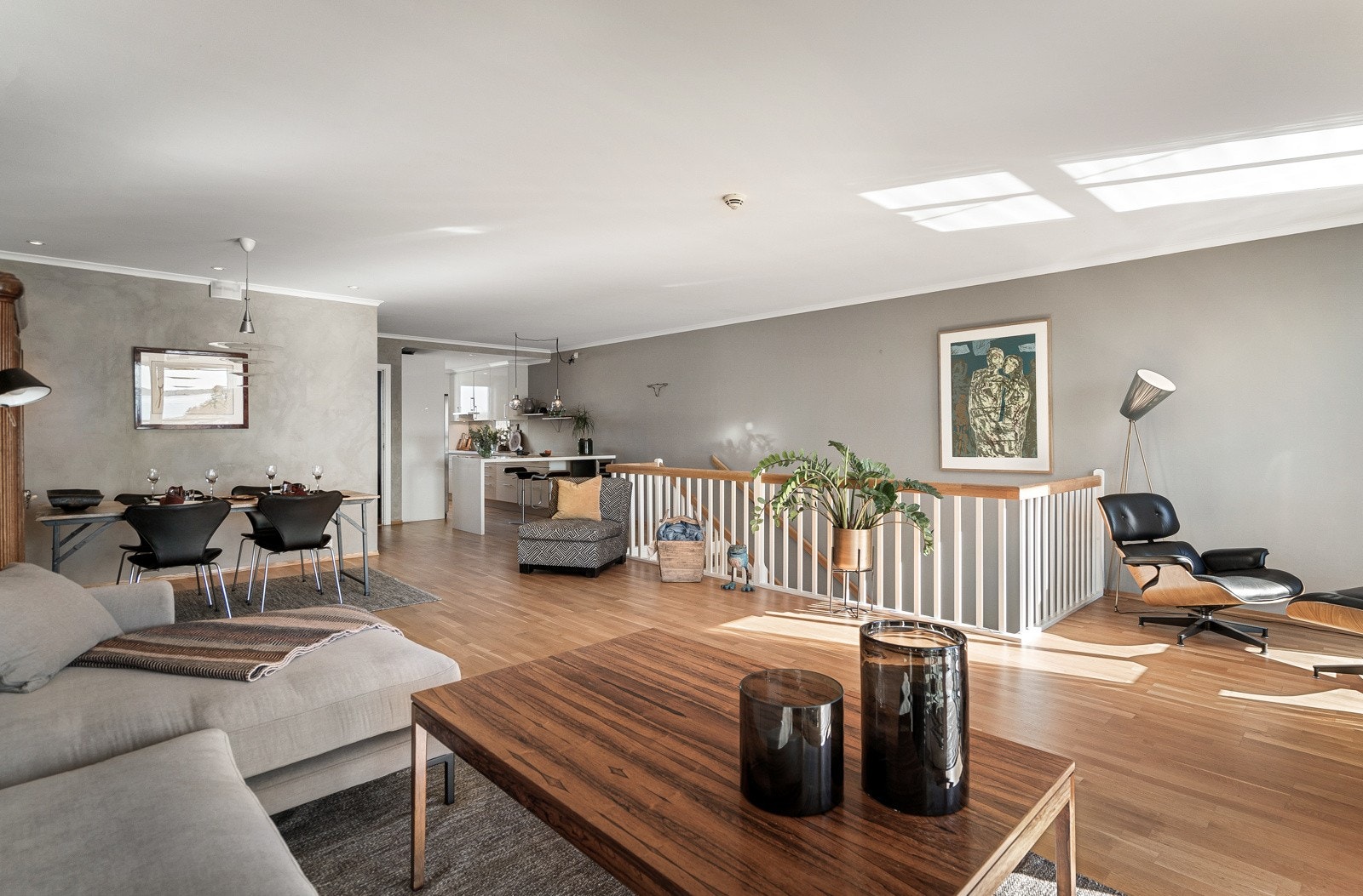 Fra stuen er det en særdeles flott utsikt mot ytre Oslofjord, samt utgang gjennom store skyvedører til solrikt uteområde som utvider leiligheten på en elegant måte Galleribilde