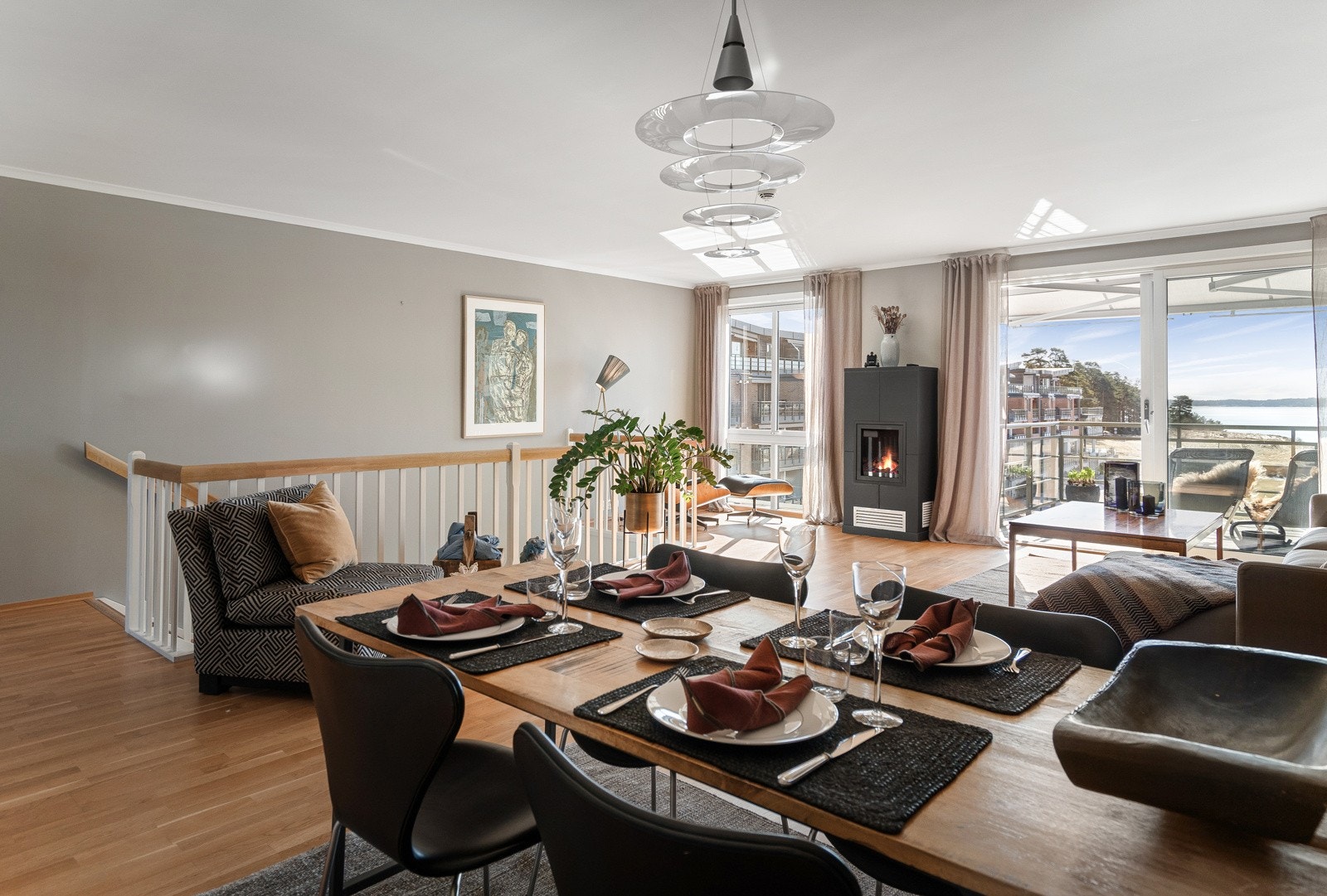 Glad i sjø, sol og ønsker deg sjøutsikt til ytre Oslofjord samt hus og hytte i ett? Da kan denne leiligheten være for deg og dine Galleribilde